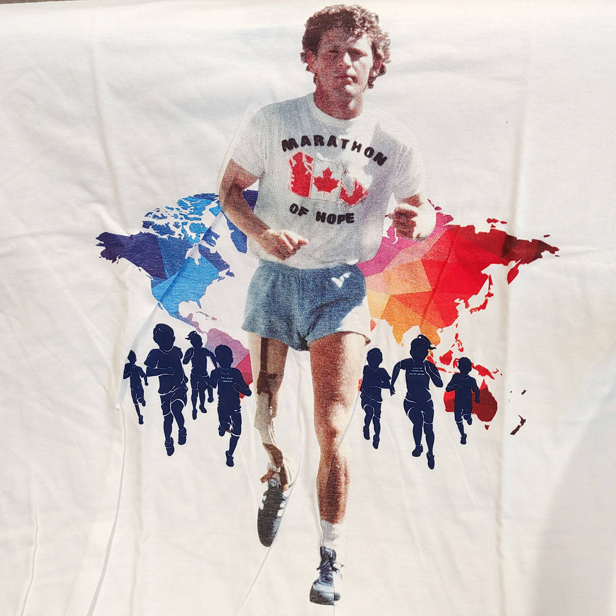 Terry 桌布 壁紙 — 一位穿著「Marathon of Hope」T恤的跑者，戴著義肢向前邁進，周圍是兒童剪影和色彩繽紛的世界地圖。