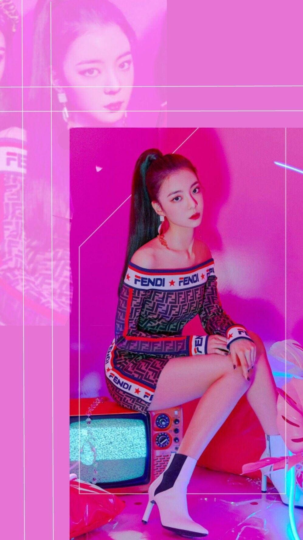 Lia 桌布 壁紙 — 一位穿著FENDI圖案服裝的女性自信地坐在復古電視機上，背景是充滿活力的粉紅色霓虹燈光。