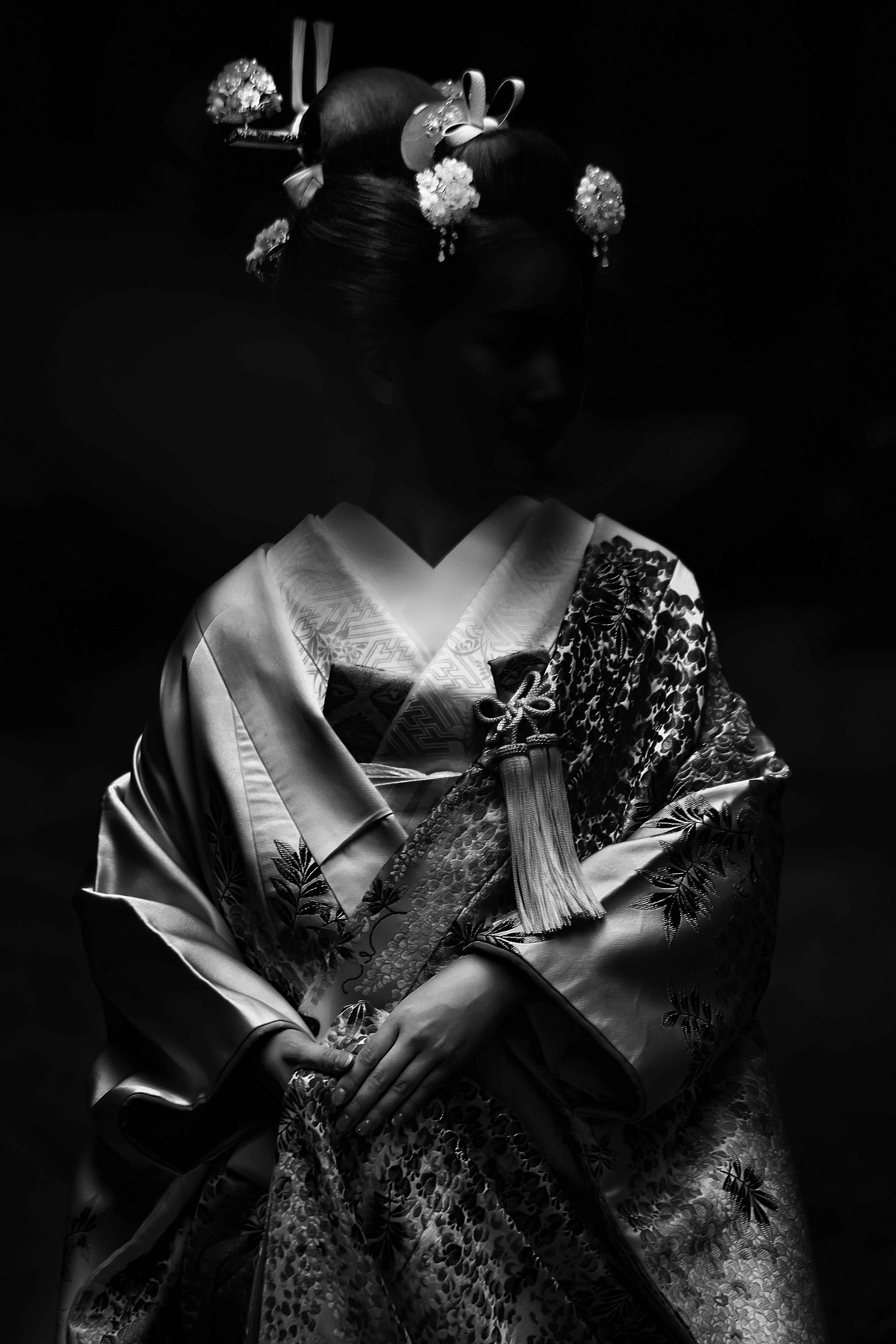 Screen 桌布 壁紙 — 一位穿著傳統日本和服、戴著華麗髮簪的女性，站在戲劇性的黑白燈光下。