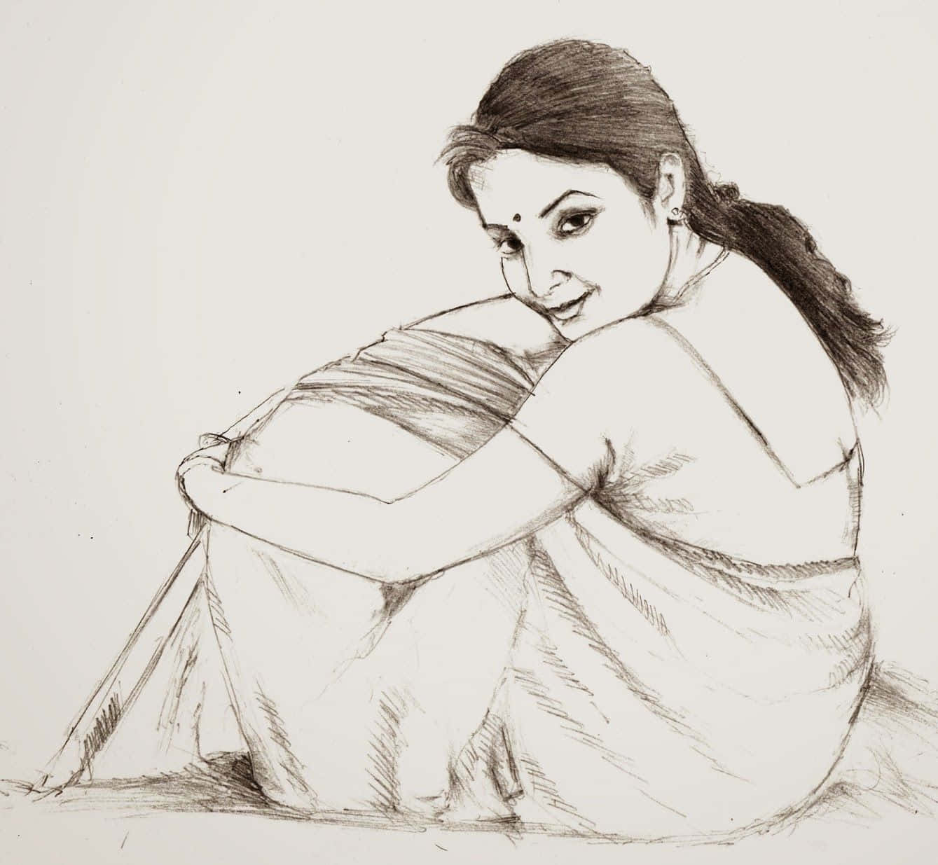 Pencil Drawing 桌布 壁紙 — 一位穿著傳統服飾的優雅女性以放鬆姿態坐著，溫暖微笑，以細緻鉛筆素描呈現。