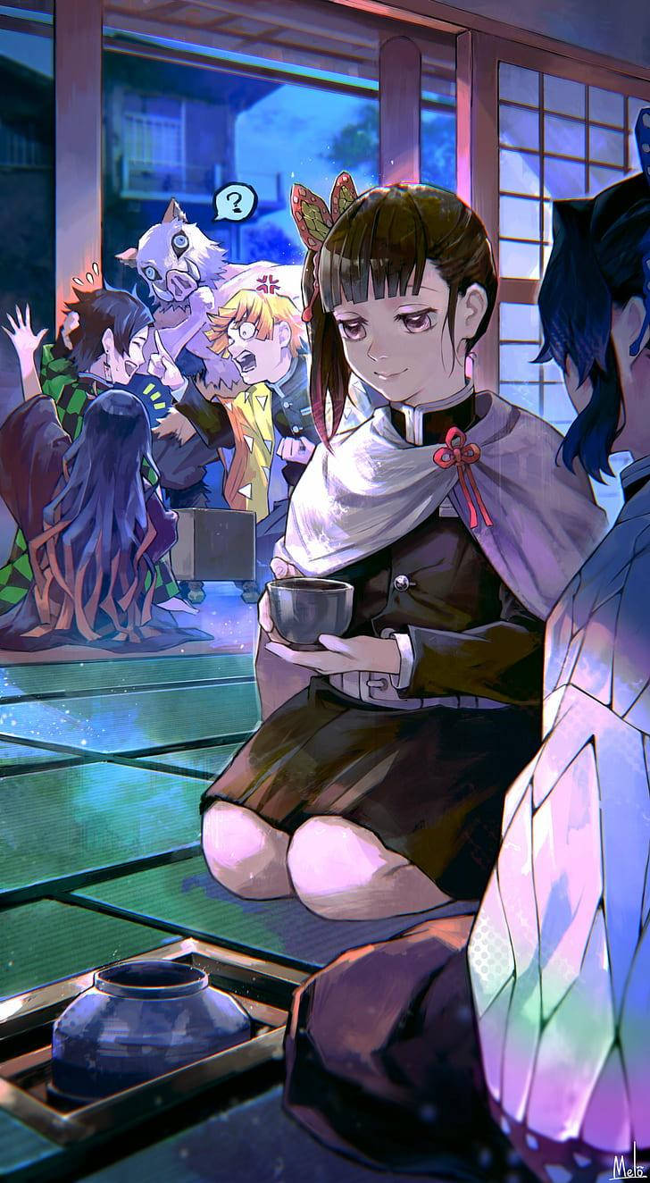 穿著傳統服飾的動漫女孩，在夜晚發光的榻榻米房間裡拿著杯子。 — 鬼滅之刃 iPhone 桌布 壁紙