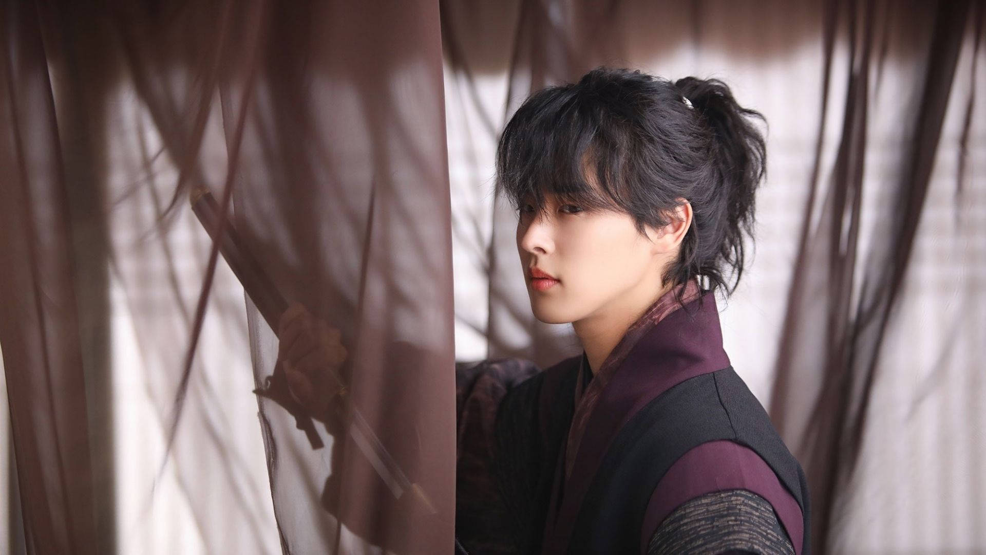 Ahn Hyo Seop 桌布 壁紙 — 一位穿著傳統服飾的年輕人透過薄紗窗簾窺視，手持劍，在柔和自然光下。