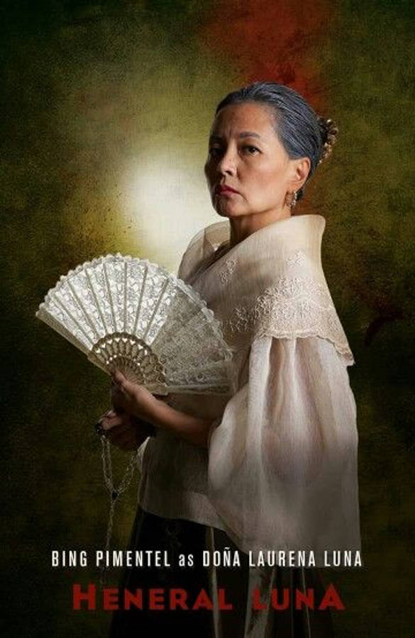人像動態 桌布 壁紙 — 一位穿著傳統菲律賓巴羅特薩亞的女性，在陰鬱的綠色和紅色背景下拿著一把蕾絲扇。