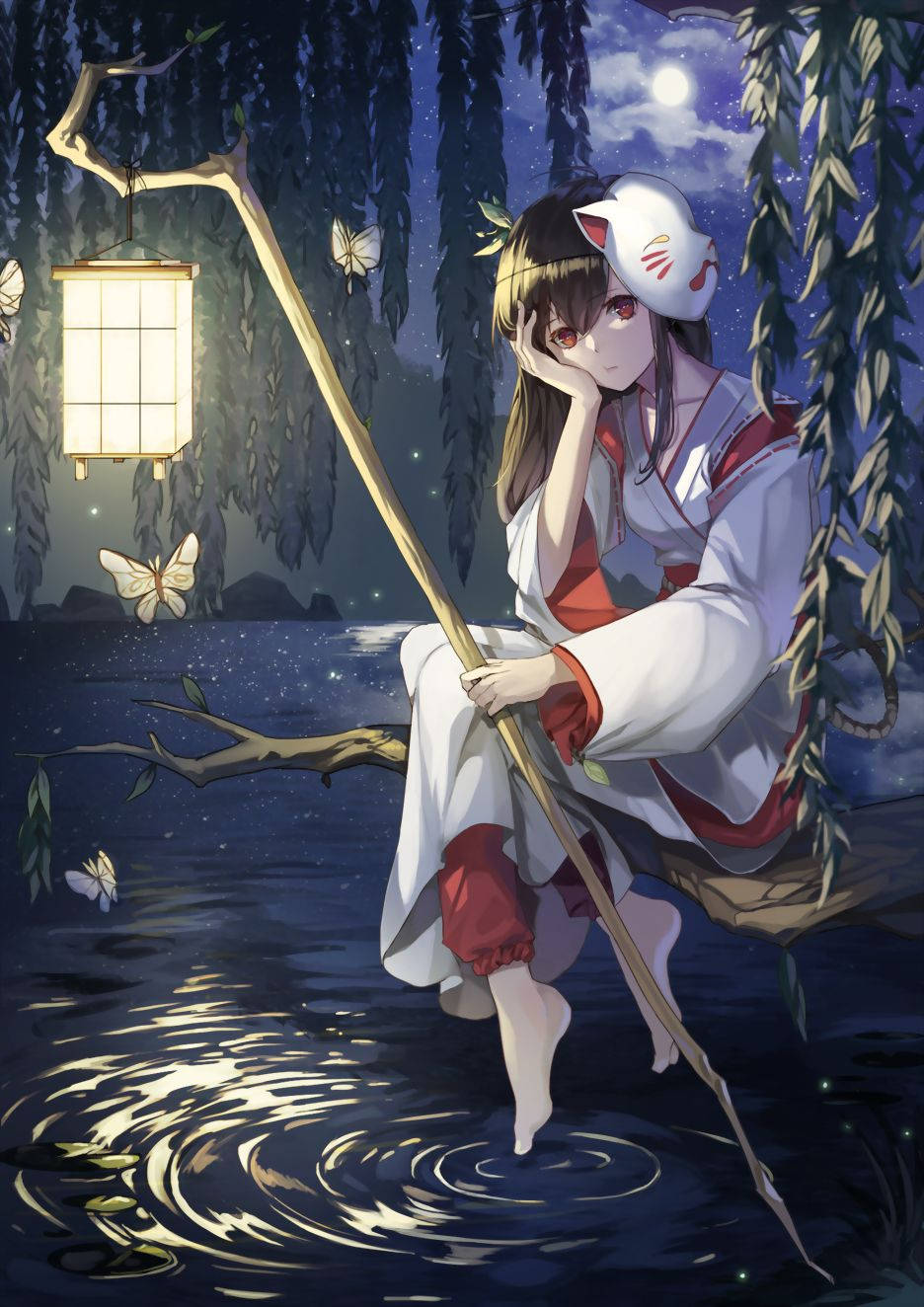 Kitsune 桌布 壁紙 — 一位穿著傳統長袍的狐靈少女坐在水面上方的樹枝上，月光下閃爍的燈籠和蝴蝶。