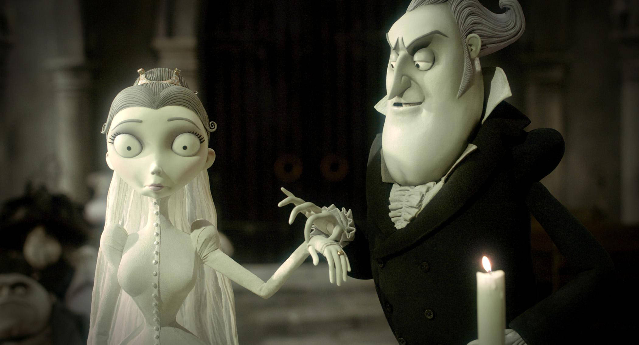 tim burton movies 桌布 壁紙 — 一位穿著哥德式婚禮服飾的新娘和新郎在昏暗的大教堂中，由一支蠟燭散發出柔和的光線，手牽著手。
