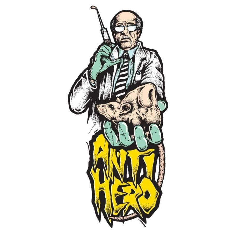 Anti-hero 桌布 壁紙 — 一位穿著實驗室外套的卡通科學家，戴著綠色手套，手持注射器和老鼠頭骨，背景為白色。