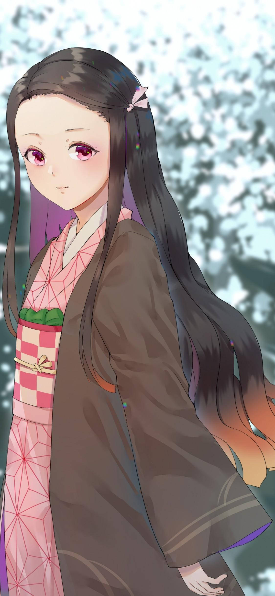 Nezuko iPhone 桌布 壁紙 — 一位穿著帶有幾何圖案粉紅色和服的年輕動漫女孩，站在盛開的櫻花下，柔和粉彩燈光。
