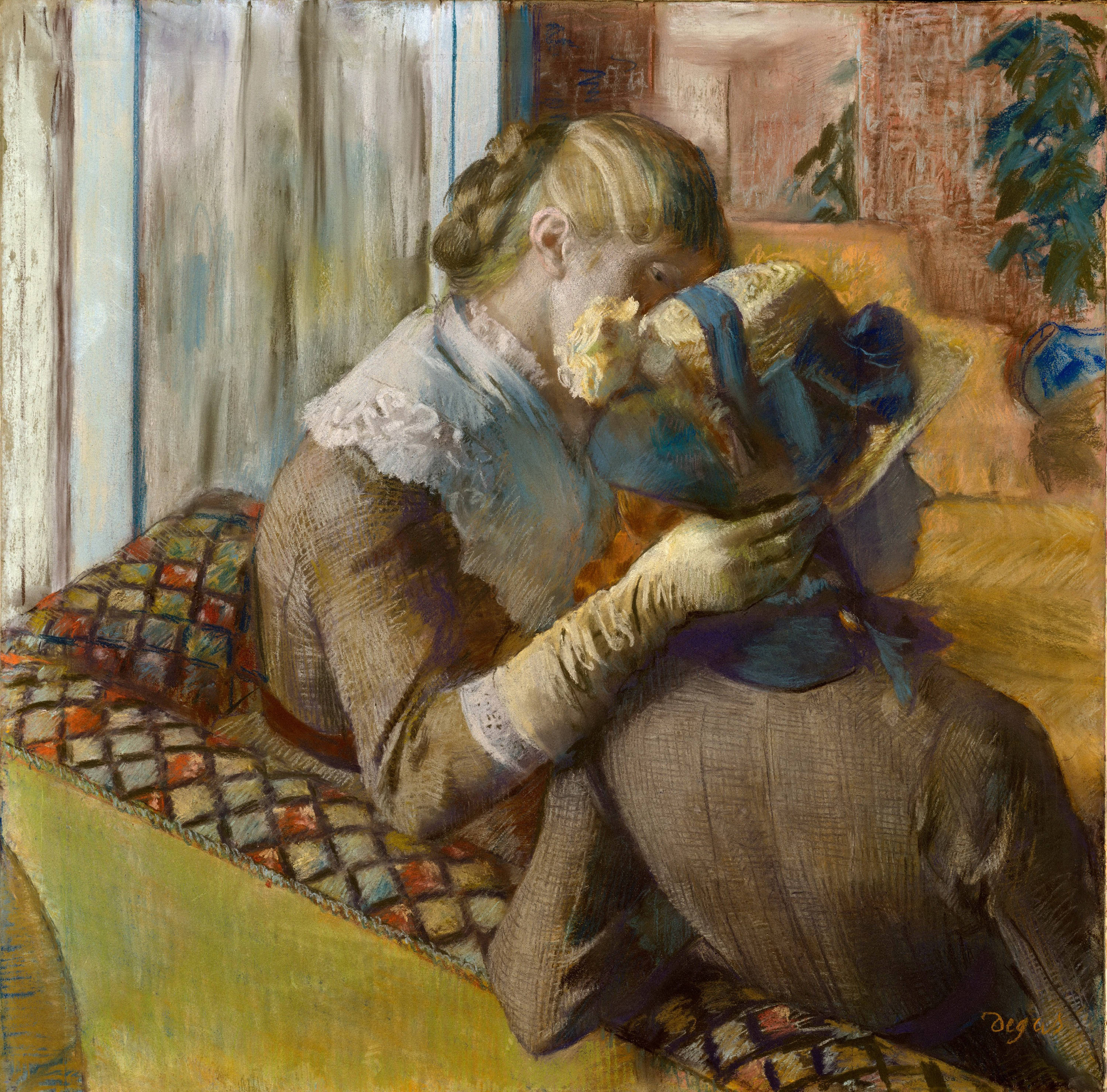 Degas 桌布 壁紙 — 一位穿著復古服裝的女性在窗邊的圖案墊子上溫柔地抱著一個用藍色布料包裹的嬰兒。