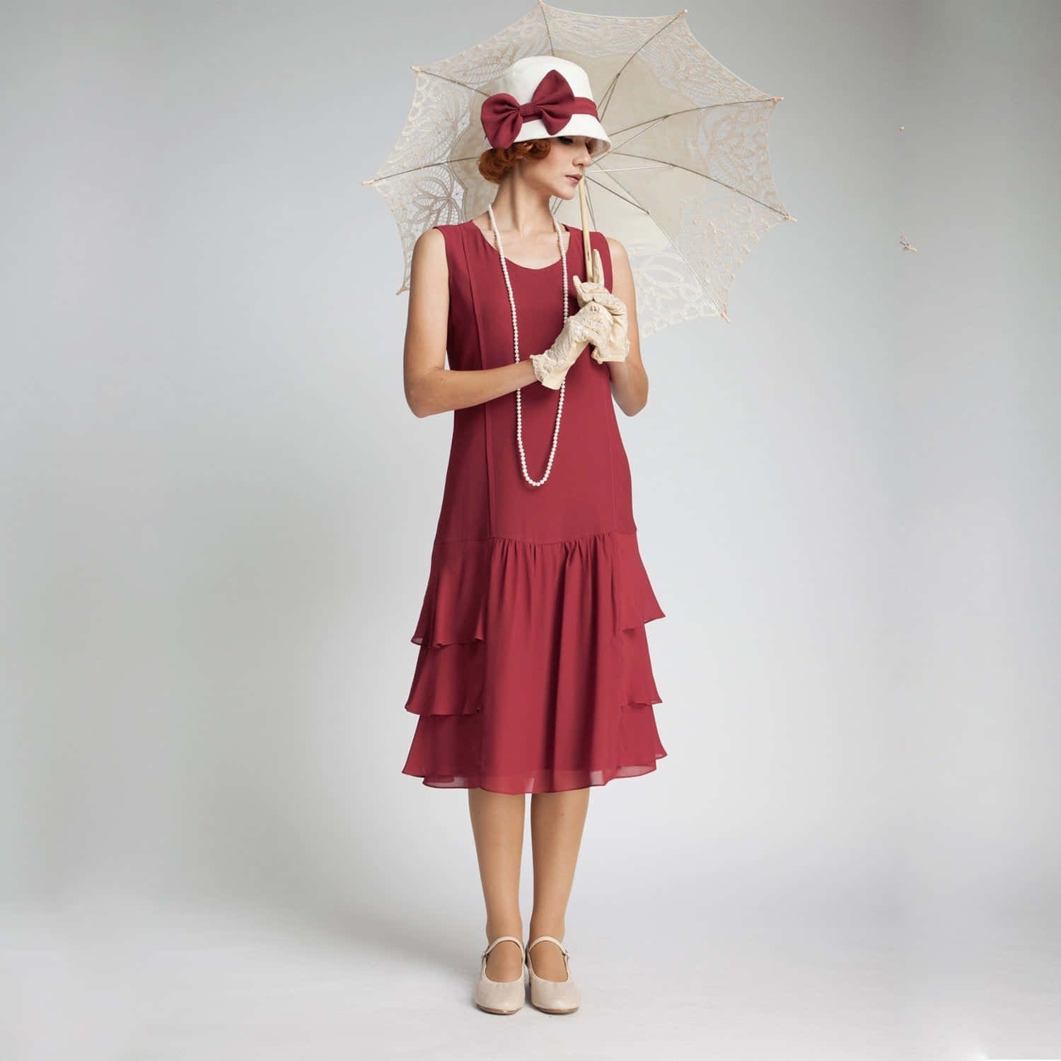 Red Clothing 桌布 壁紙 — 一位穿著復古紅色分層連衣裙和白色帽子的女士，在純色工作室背景前拿著一把蕾絲陽傘。