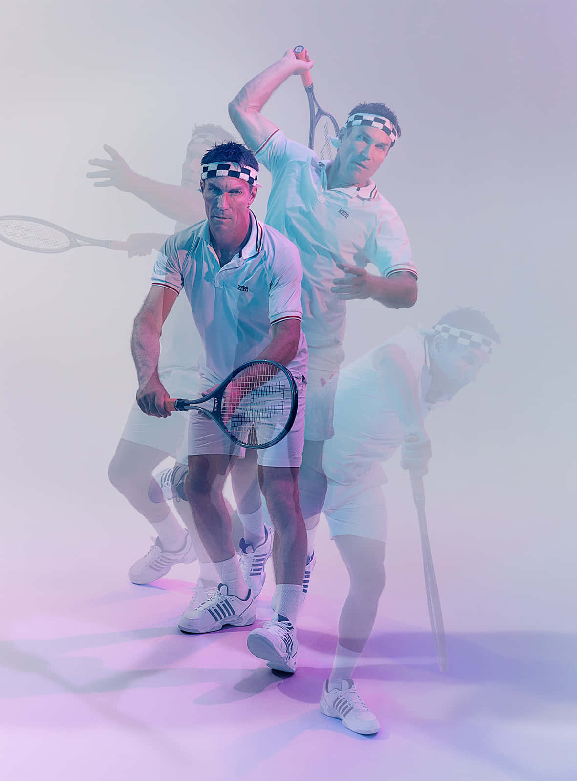 Tennis 桌布 壁紙 — 一位穿著復古裝備的網球選手，在柔和的紫色和藍色工作室背景前，以分層動態模糊效果擺姿勢。