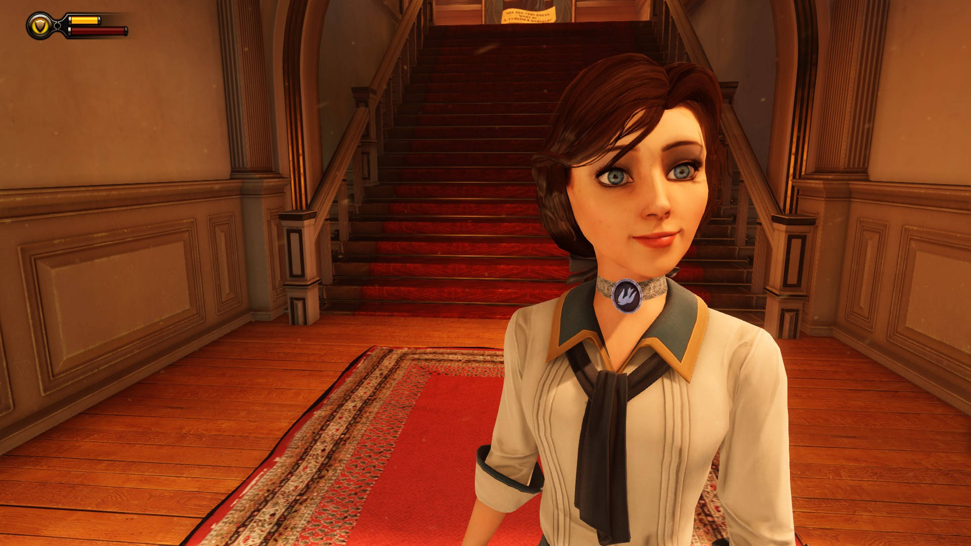 bioshock 4K 桌布 壁紙 — 一位穿著復古襯衫的女性站在光線溫暖的豪宅走廊中，身後有宏偉的樓梯。