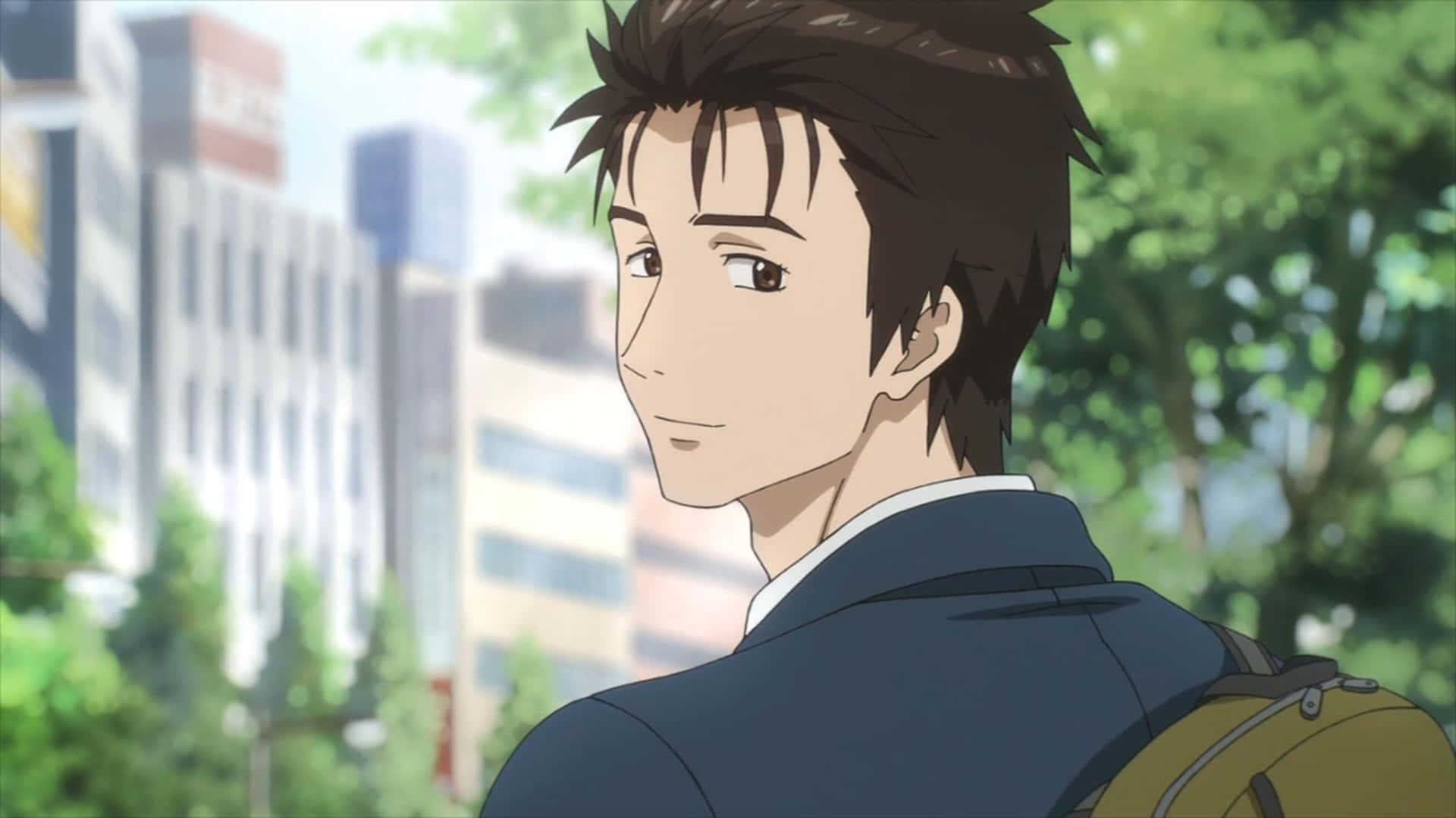 Parasyte 桌布 壁紙 — 一位穿著校服的年輕動漫男子，在模糊的城市背景和綠樹襯托下，微微轉身，表情平靜。