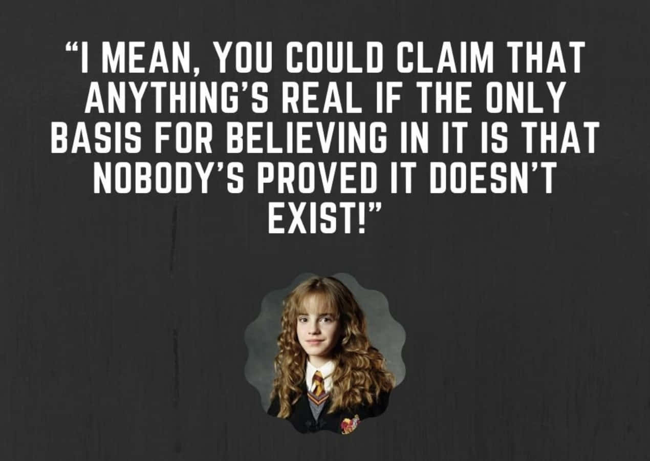 Harry Potter Quotes 桌布 壁紙 — 一位穿著校服的年輕捲髮女子出現在深色紋理背景上的粗體白色引文下方。