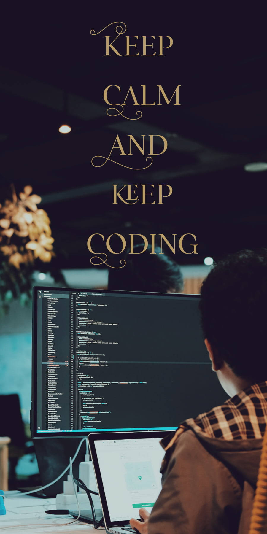 programming iPhone 桌布 壁紙 — 一位穿著格紋襯衫的程式設計師在溫暖的環境燈光下專注於大顯示器上的程式碼。