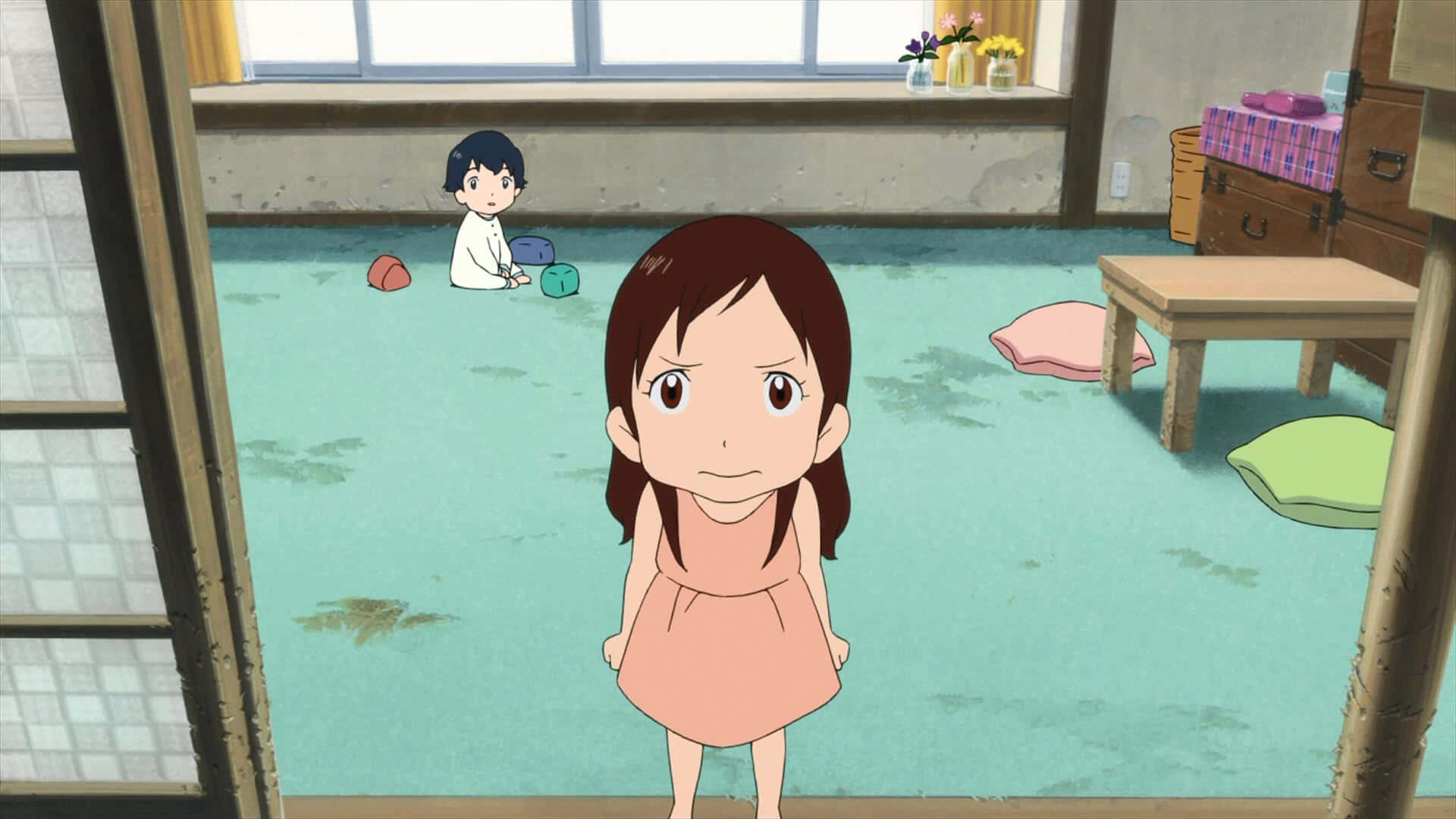 Wolf Children 桌布 壁紙 — 一位穿著桃色連衣裙的小女孩站在傳統日式房間內，地板呈藍綠色，背景中有一個男孩在玩耍。