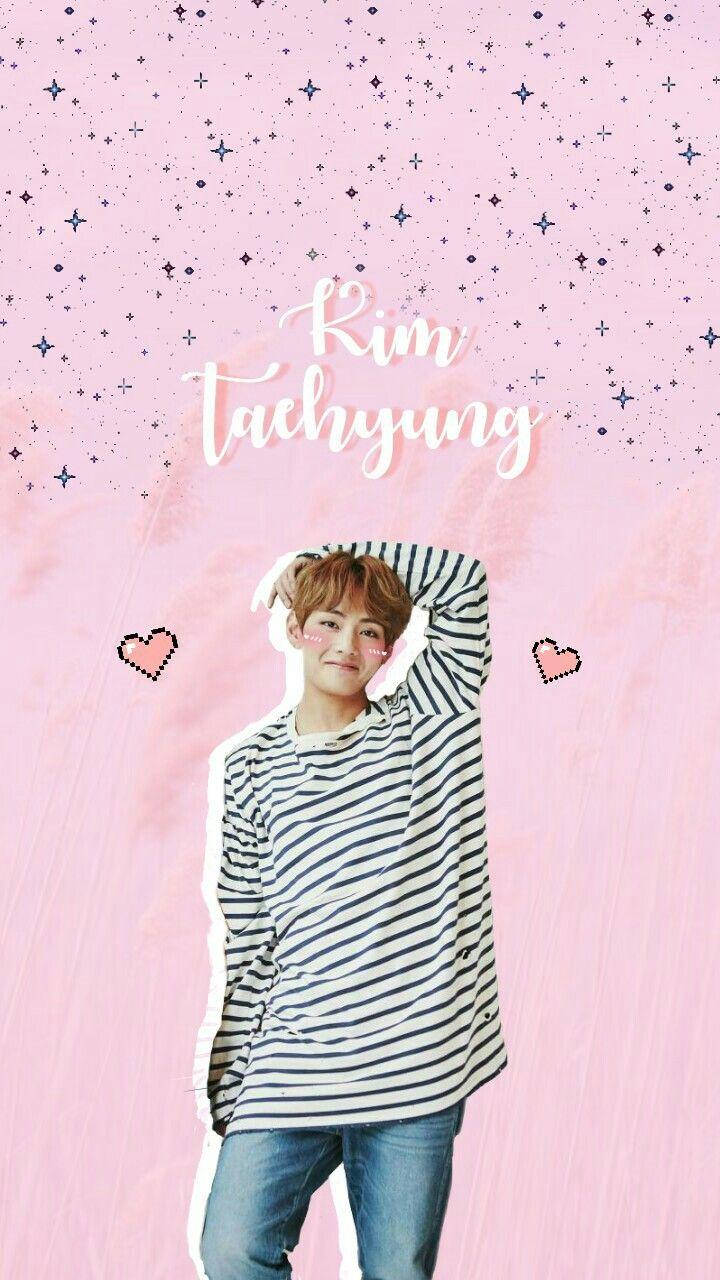 Taehyung Cute 桌布 壁紙 — 一位穿著條紋襯衫的年輕男子在粉紅色星空背景上微笑，背景上有像素愛心和他的名字以草書呈現。