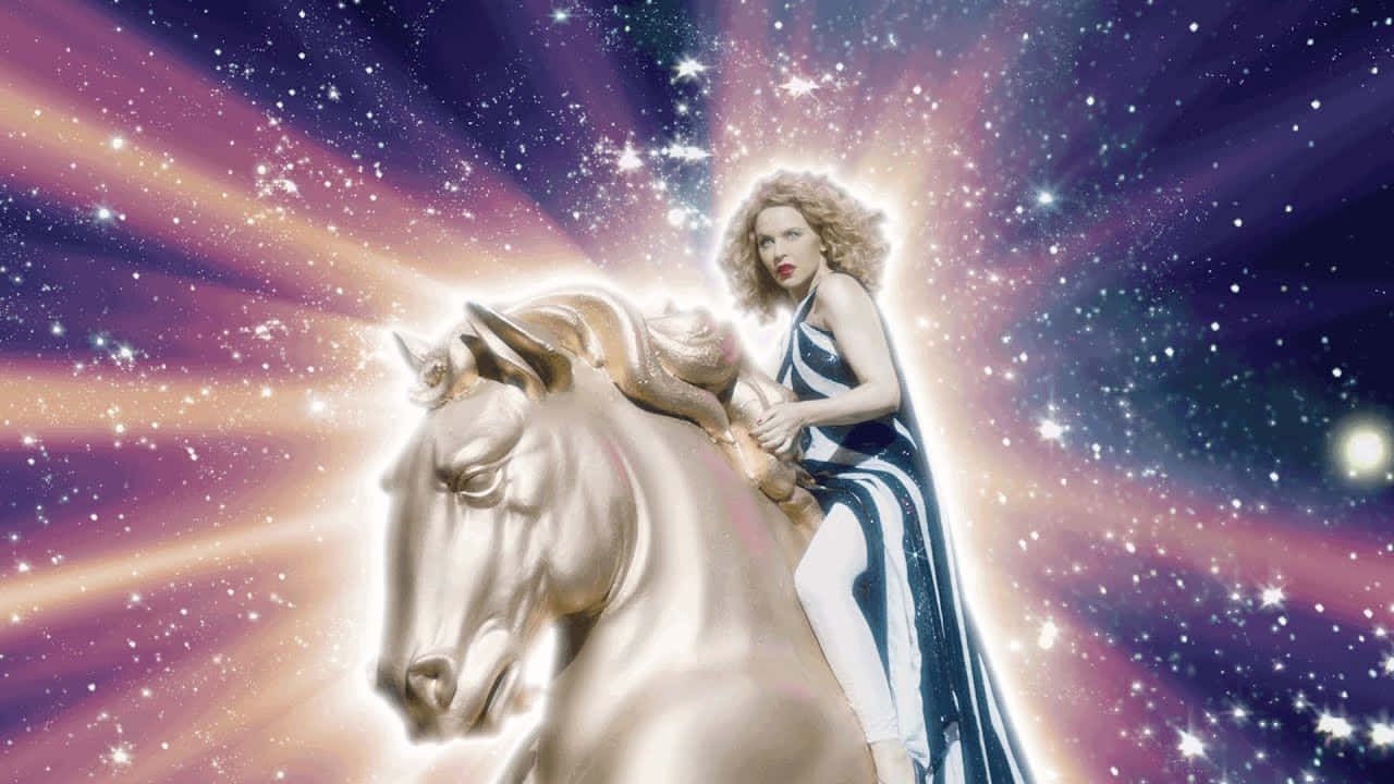 Magical Unicorn 桌布 壁紙 — 一位穿著條紋長袍的迷人女士，騎著一匹金色的馬，穿越充滿紫色和金色光芒的璀璨宇宙星場。