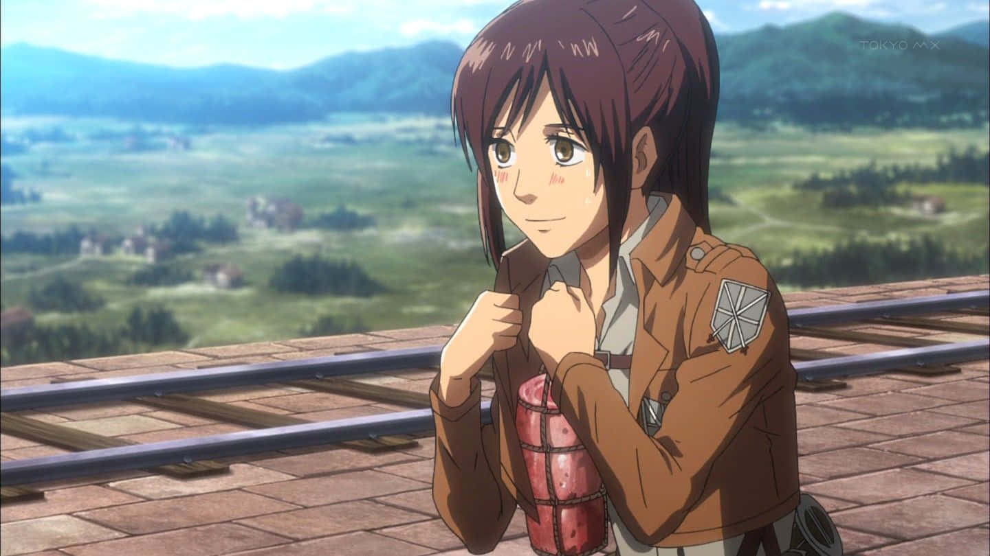 Sasha Blouse 桌布 壁紙 — 一位穿著棕色制服的年輕動漫女孩站在屋頂上，俯瞰廣闊的綠色山谷和遠處的山脈，天空晴朗。