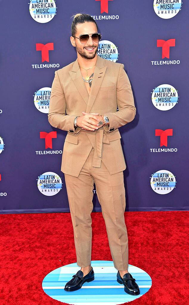 Maluma 桌布 壁紙 — 一位穿著棕褐色西裝和太陽眼鏡的時尚男士在拉丁美洲音樂獎的紅地毯上微笑。