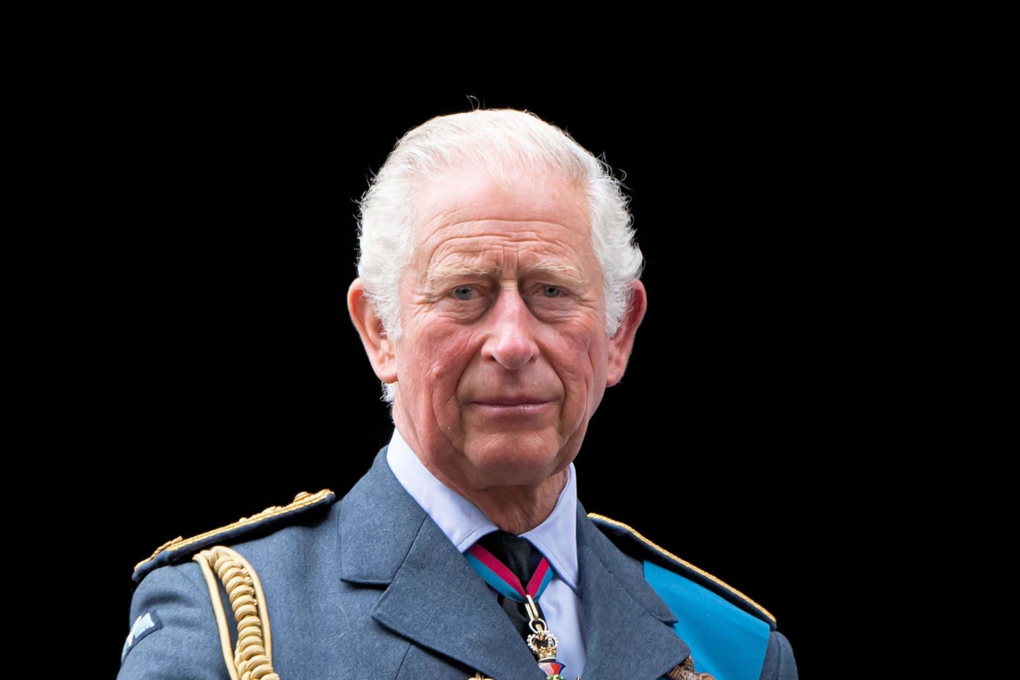 UK 桌布 壁紙 — 一位穿著正式軍服的長者男士在黑色背景前的特寫肖像。