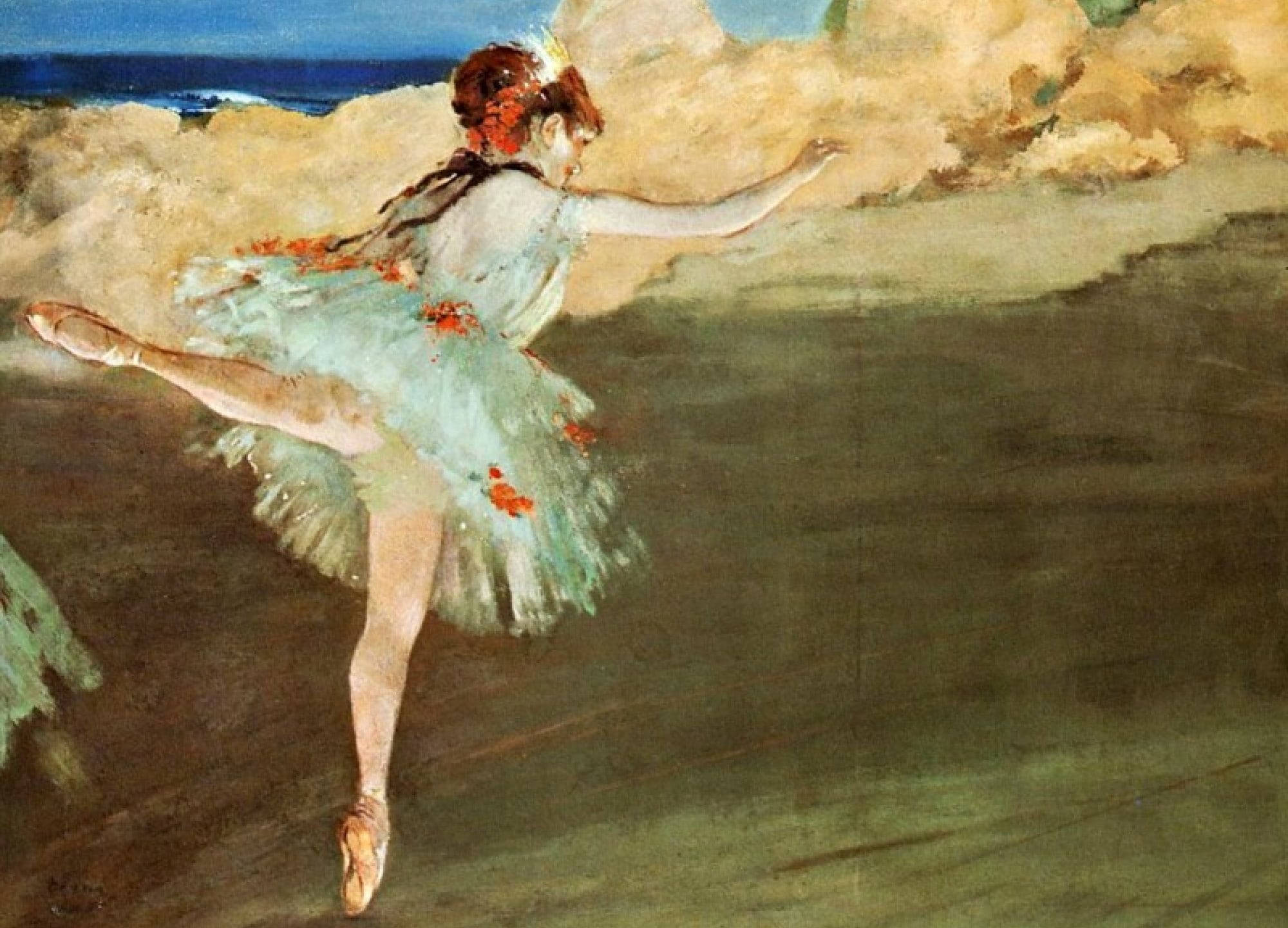 Degas 桌布 壁紙 — 一位穿著淡綠色芭蕾舞裙、帶有紅色花卉點綴的芭蕾舞者，在柔和印象派海岸背景下優雅地踮腳跳躍。