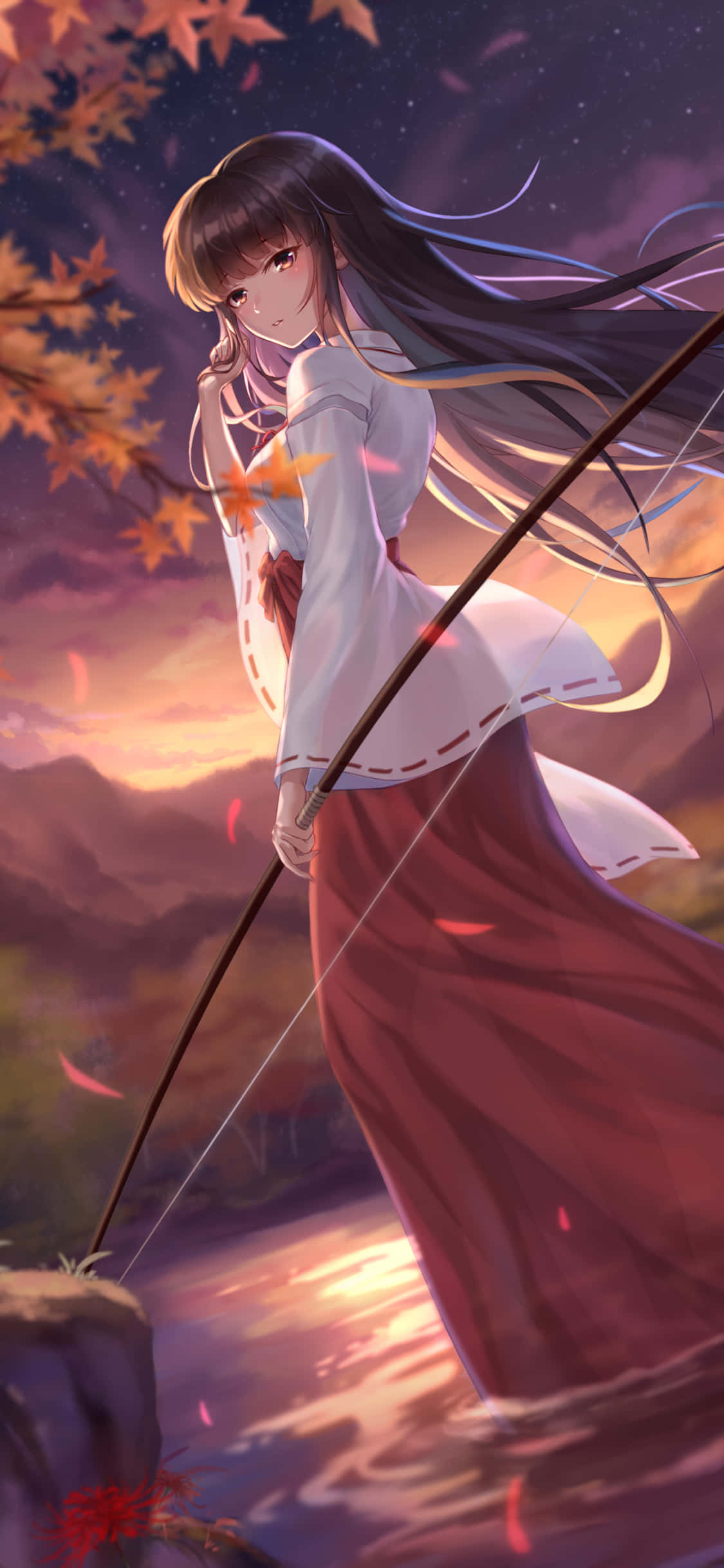 Inuyasha iPhone 桌布 壁紙 — 一位穿著白色和紅色和服的年輕動漫女孩在日落時站在河邊，手持弓箭，秋葉在她周圍旋轉。