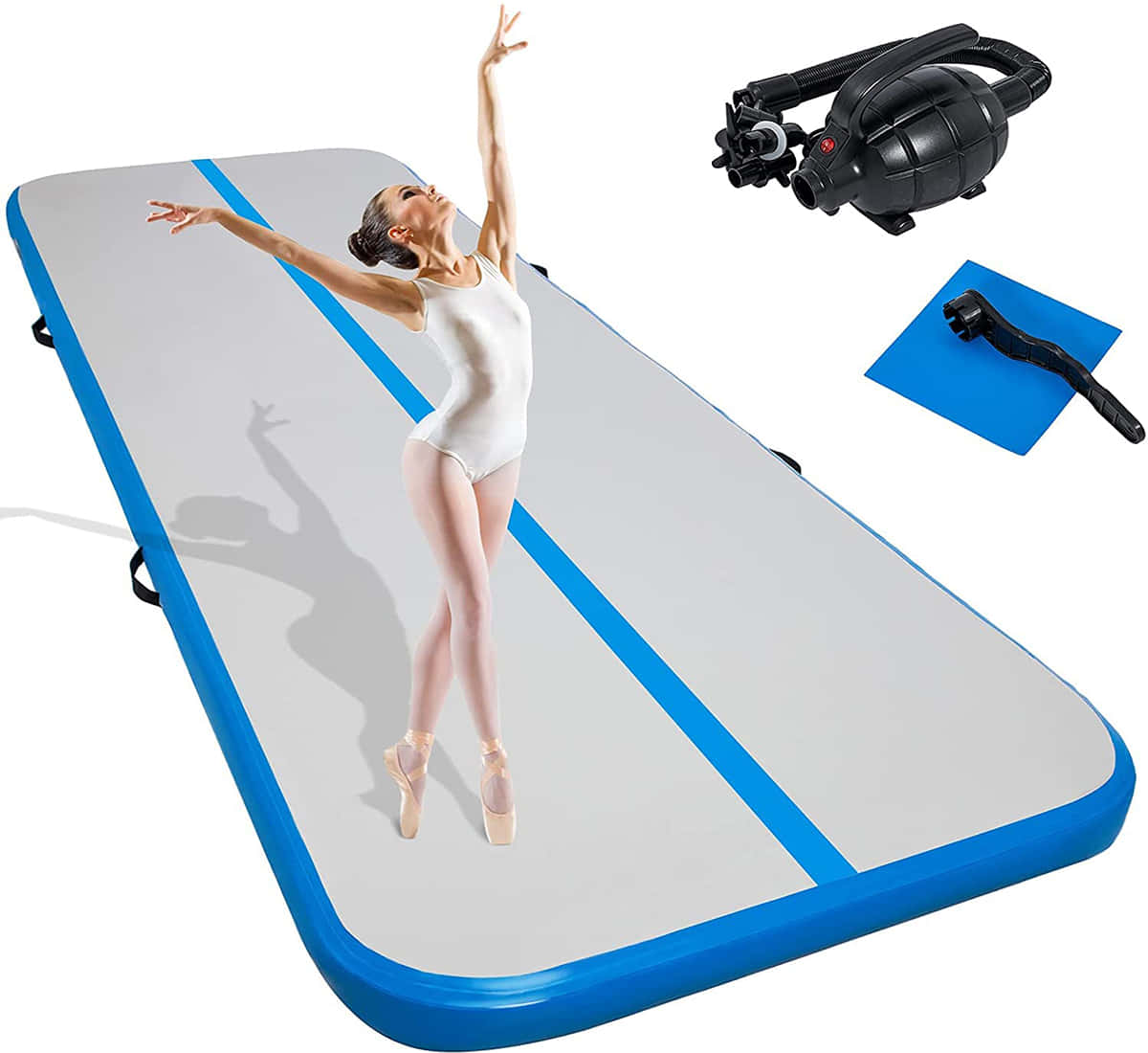 Gymnastics Mat 桌布 壁紙 — 一位穿著白色緊身衣的芭蕾舞者，在帶有泵和閥門配件的藍灰色充氣體操墊上優雅地踮起腳尖擺姿勢。