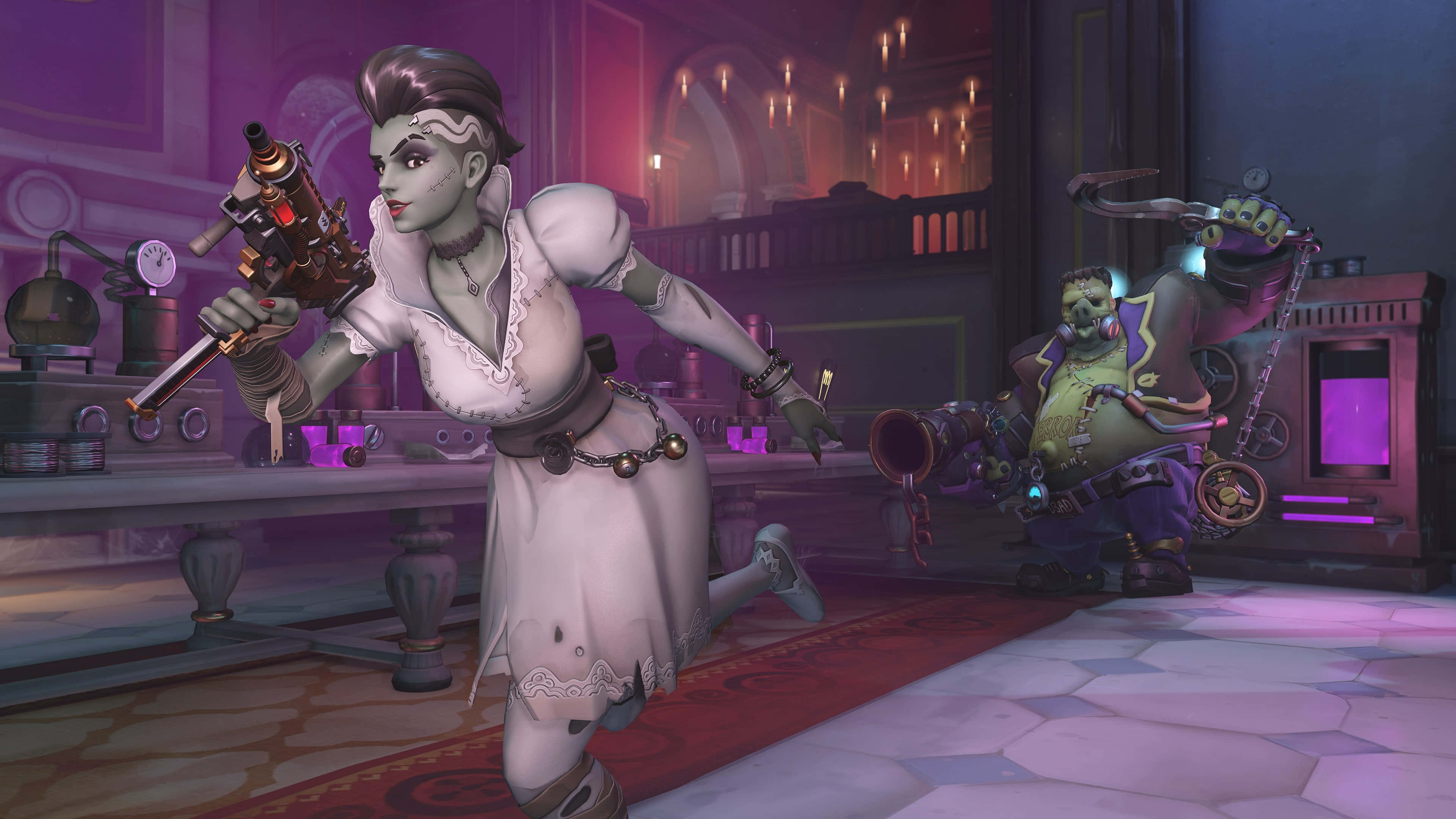 Overwatch Roadhog 桌布 壁紙 — 一位穿著白色連衣裙的蒸氣龐克女性在光線昏暗、燭光搖曳的實驗室中揮舞著機械手槍，身旁有一位綠色皮膚的同伴。
