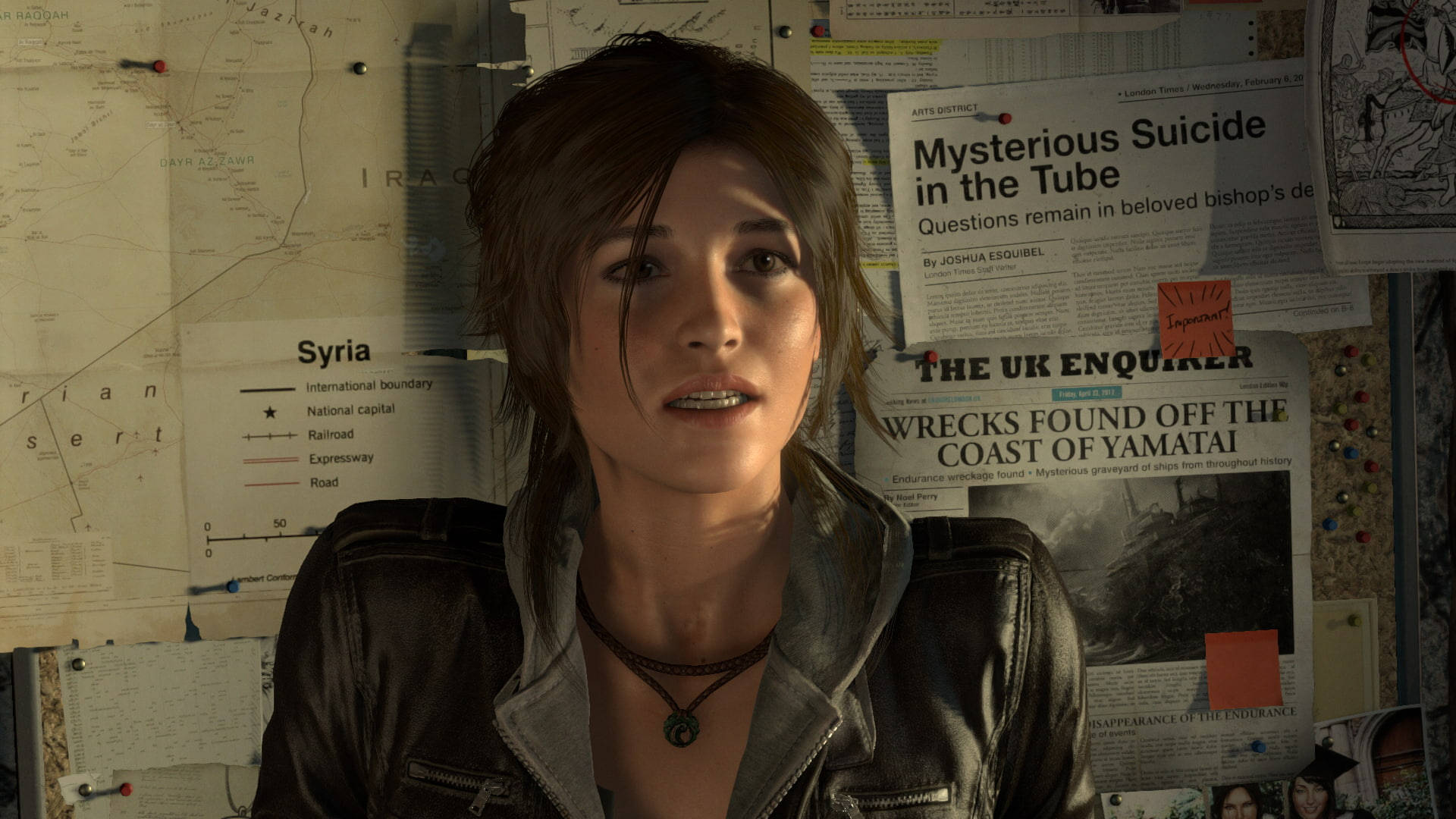 Rise Of The Tomb Raider 桌布 壁紙 — 一位穿著皮夾克的堅定女性向前凝視，身後有一塊佈告板，上面覆蓋著地圖和關於謎團的報紙剪報。
