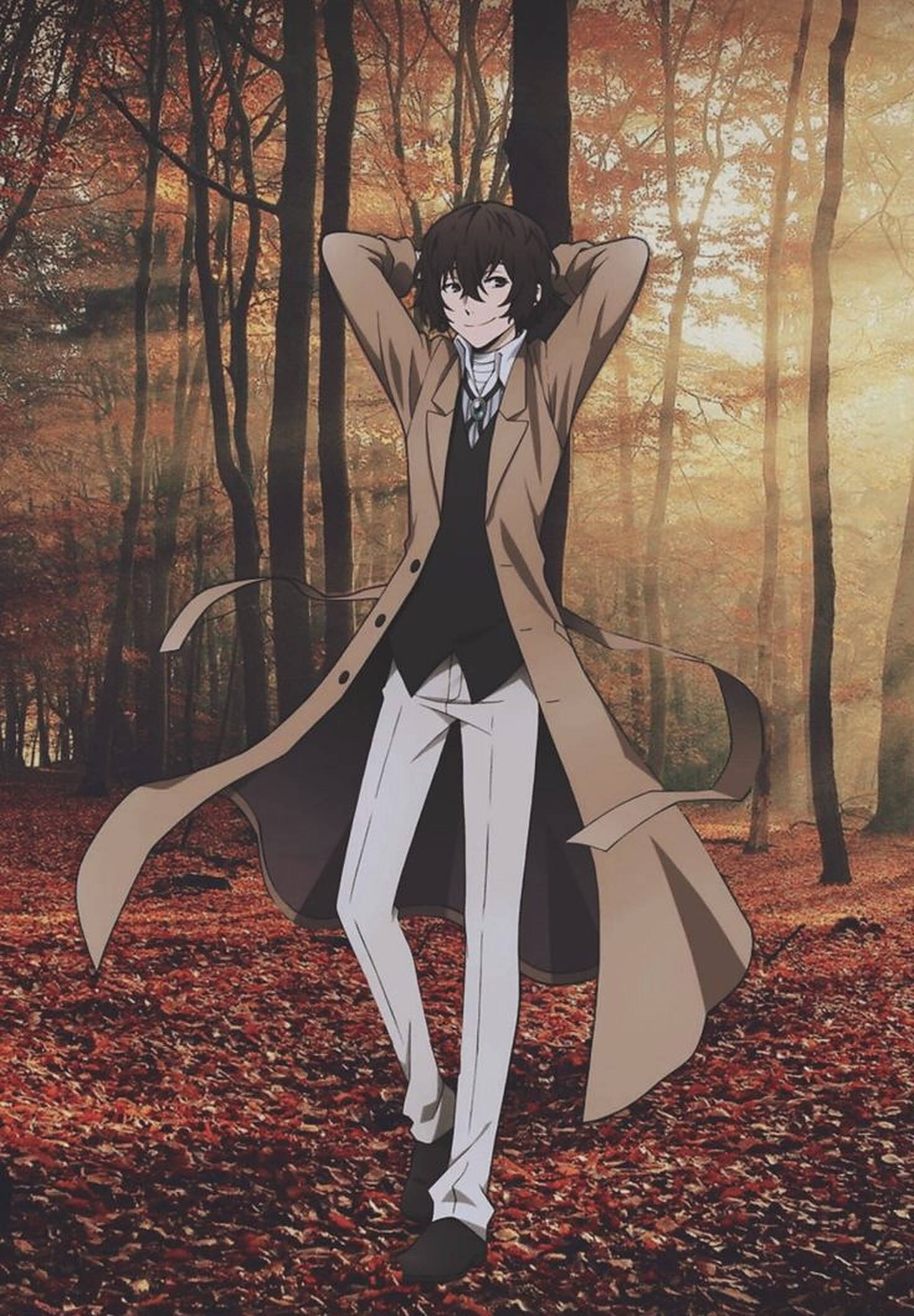 Dazai 桌布 壁紙 — 一位穿著米色外套的年輕動漫男子，在金色秋光照耀的森林中放鬆站立，地上鋪滿紅葉。