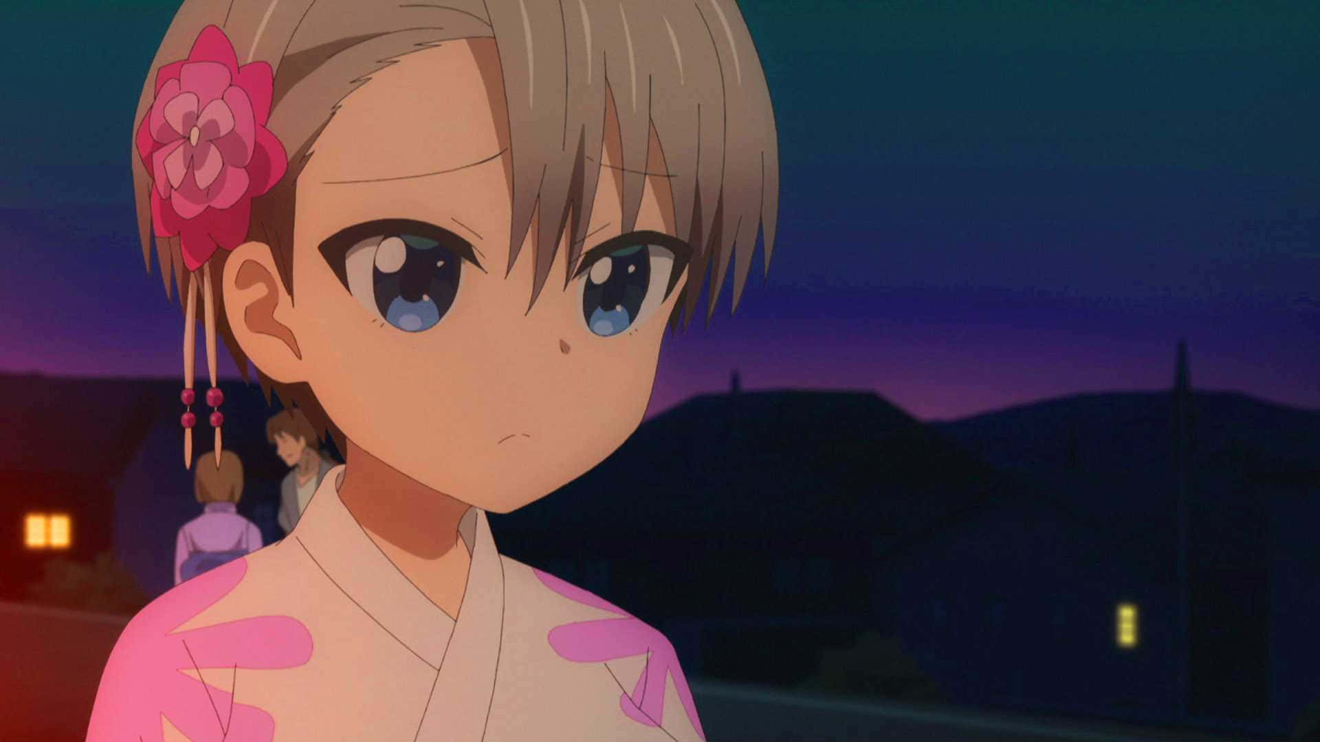 Uzaki Chan 桌布 壁紙 — 一位穿著粉紅色和服、戴著花髮夾的年輕動漫女孩，在暮色小鎮背景下溫柔地凝視著。