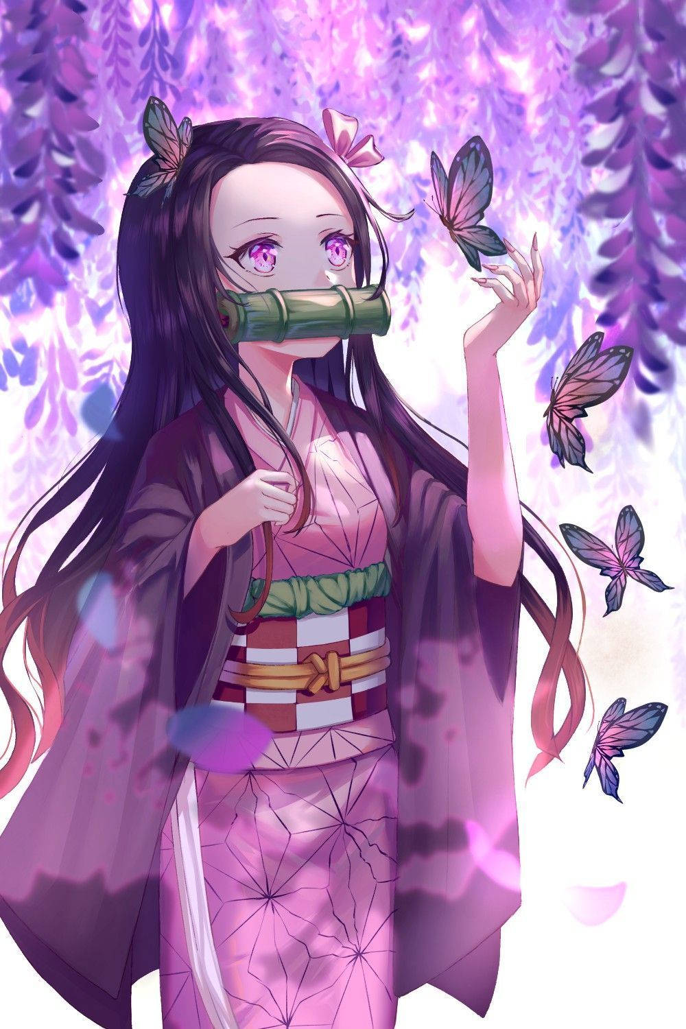 穿著粉紅色和服的動漫女孩吹笛，伴隨著蝴蝶和紫藤花。 — 禰豆子 GIF 壁紙