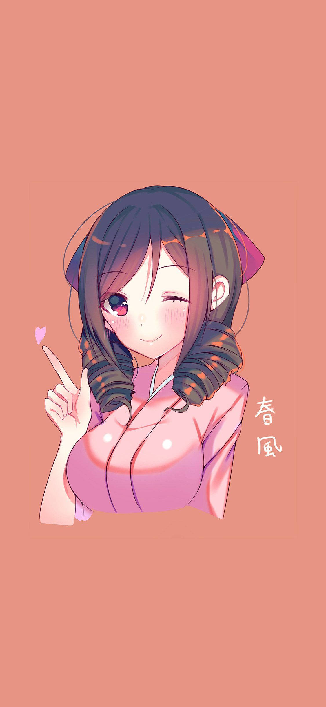 動漫女孩 桌布 壁紙 — 一位穿著粉紅色和服的開朗動漫女孩，在柔和的珊瑚色背景前眨眼並用一根手指指著。