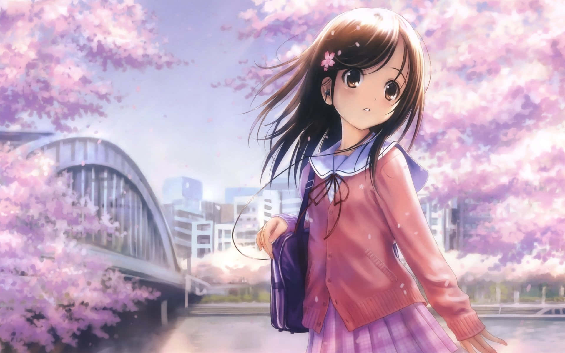 動漫女孩 桌布 壁紙 — 一位穿著粉紅色校服的年輕動漫女孩站在盛開的櫻花下，背景是城市橋樑。