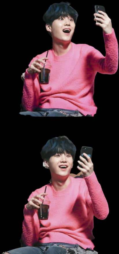 BTS 桌布 壁紙 — 一位穿著粉紅色毛衣的年輕男子在黑色背景前，一邊用手機自拍，一邊拿著飲料，露出燦爛的笑容。