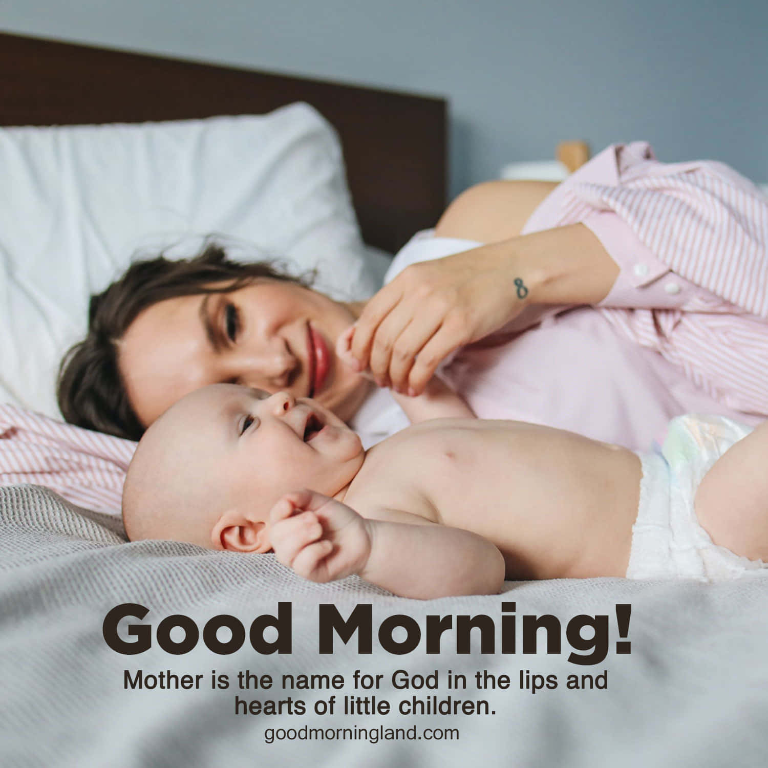 mother 桌布 壁紙 — 一位穿著粉紅色睡衣的媽媽微笑著躺在床上，輕輕觸摸著她正在大笑的嬰兒的手。