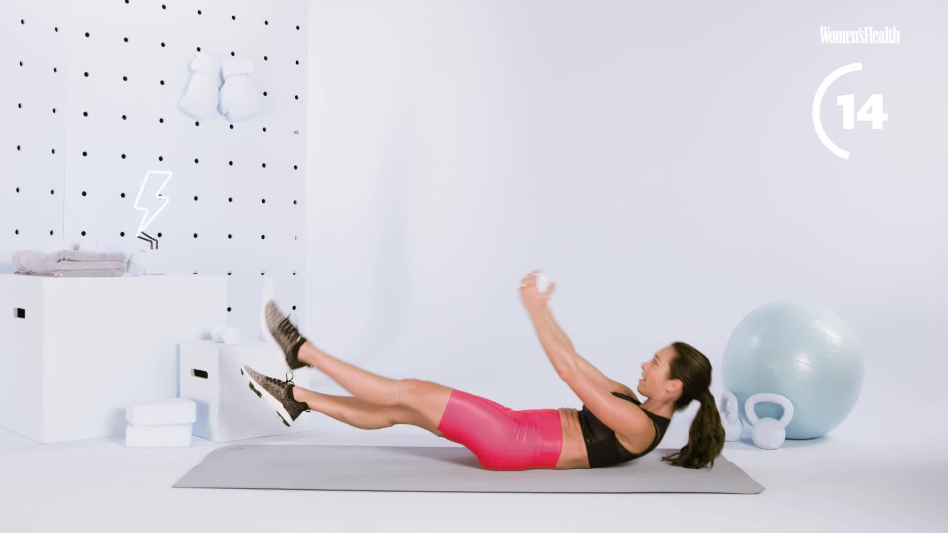 Exercise 桌布 壁紙 — 一位穿著粉紅色短褲的女性在明亮的簡約風格工作室中，在墊子上進行核心訓練，周圍有健身器材。