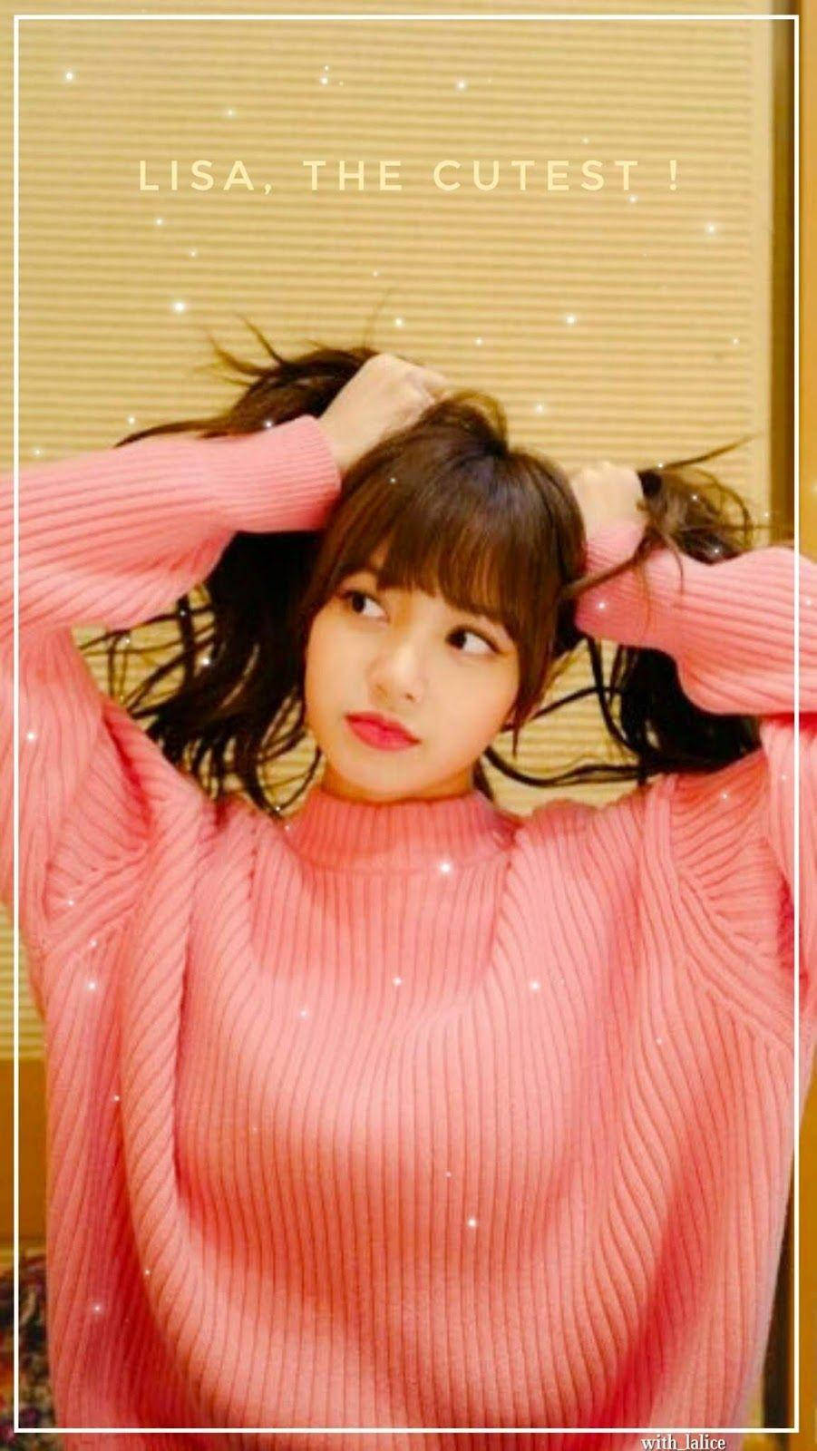 穿著粉紅色毛衣的年輕女子在室內頑皮地舉起頭髮。 — BLACKPINK Lisa GIF 壁紙