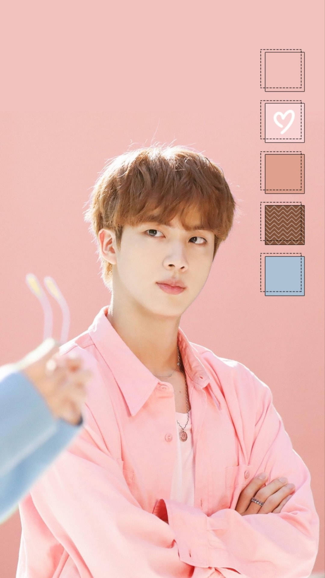 Bts Aesthetic 桌布 壁紙 — 一位穿著粉紅色襯衫的年輕男子自信地站在柔和的粉紅色背景前，附近有色板。