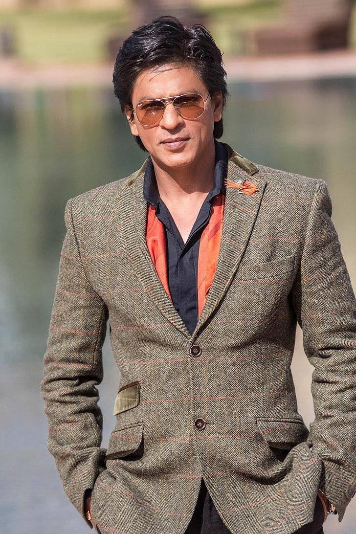 Shahrukh 桌布 壁紙 — 一位穿著粗花呢西裝外套和橙色襯衫的時尚男士，在明亮的日光下自信地站在平靜的水邊。