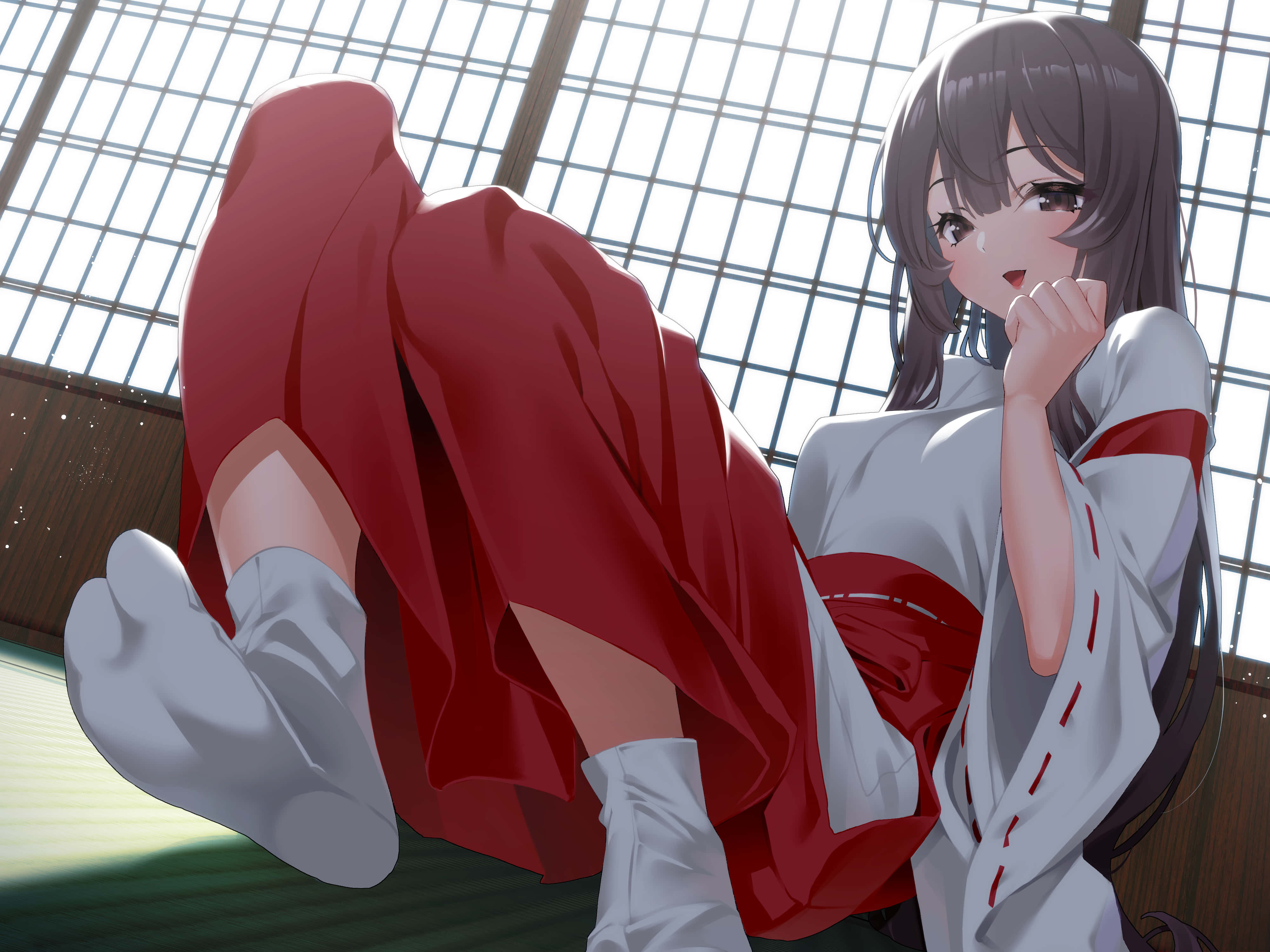 動漫女孩 桌布 壁紙 — 一位穿著紅白和服的年輕動漫女孩，在障子窗下的榻榻米上休息。