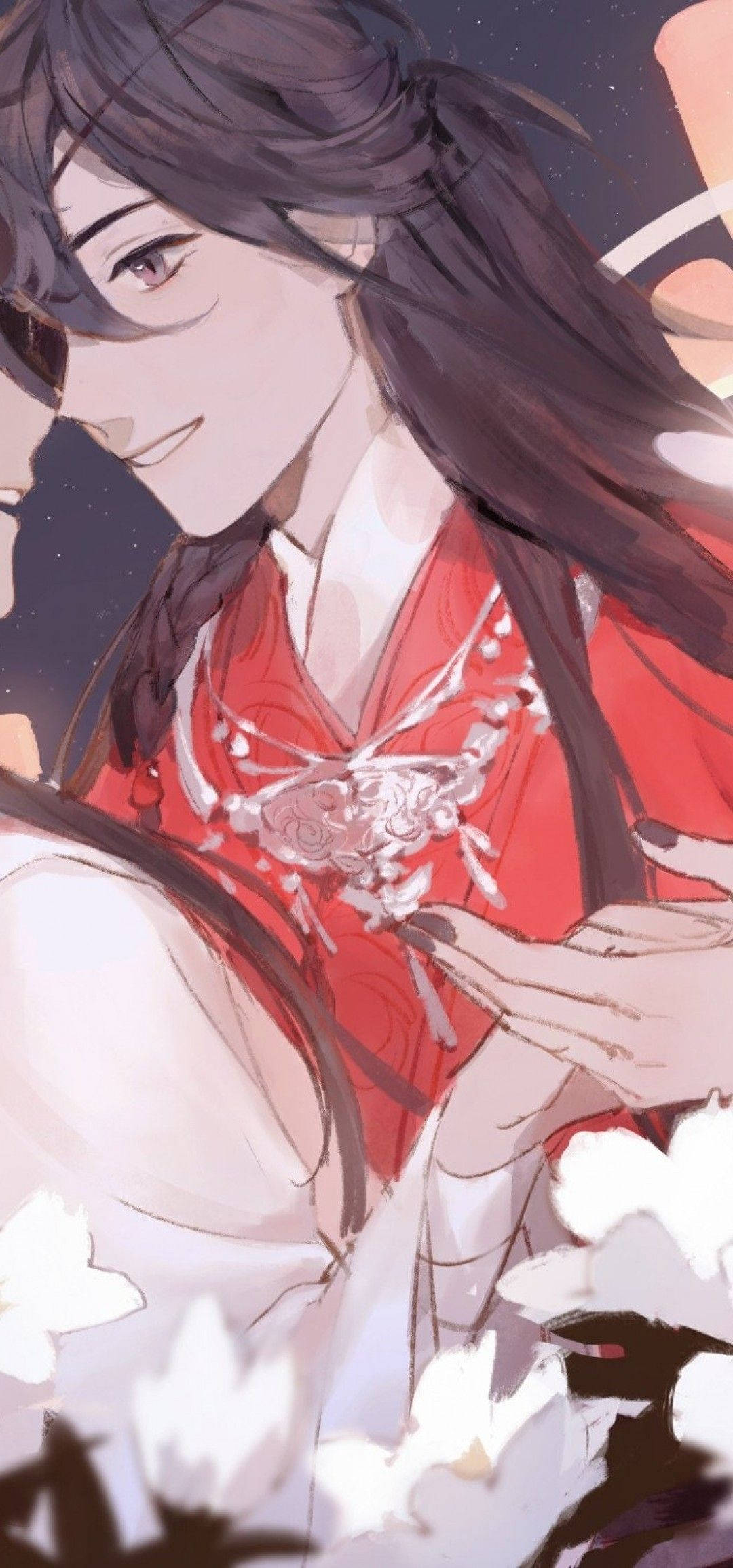 花城 桌布 壁紙 — 一位穿著紅色傳統服飾的寧靜動漫女孩，在繁星點點的夜空下，於飄落的白色花瓣中溫柔微笑。
