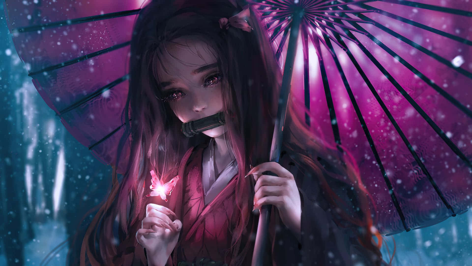 動漫女孩 桌布 壁紙 — 一位穿著紅色和服的年輕動漫女孩在神秘森林中，在紫色傘下拿著發光的粉紅色蝴蝶，雪花飄落。