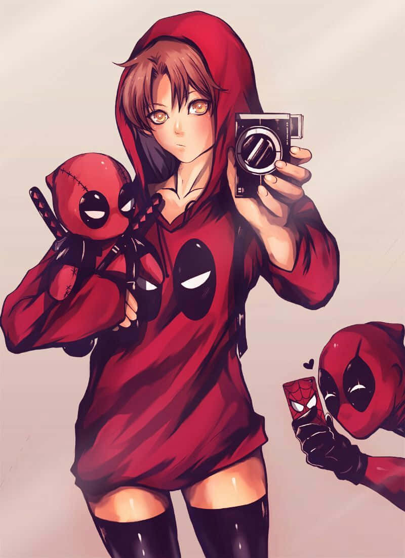 Deadpool And Lady Deadpool 桌布 壁紙 — 一位穿著紅色死侍連帽衫的年輕女子，正在與一個死侍毛絨玩具和一個真正的死侍人偶一起自拍。