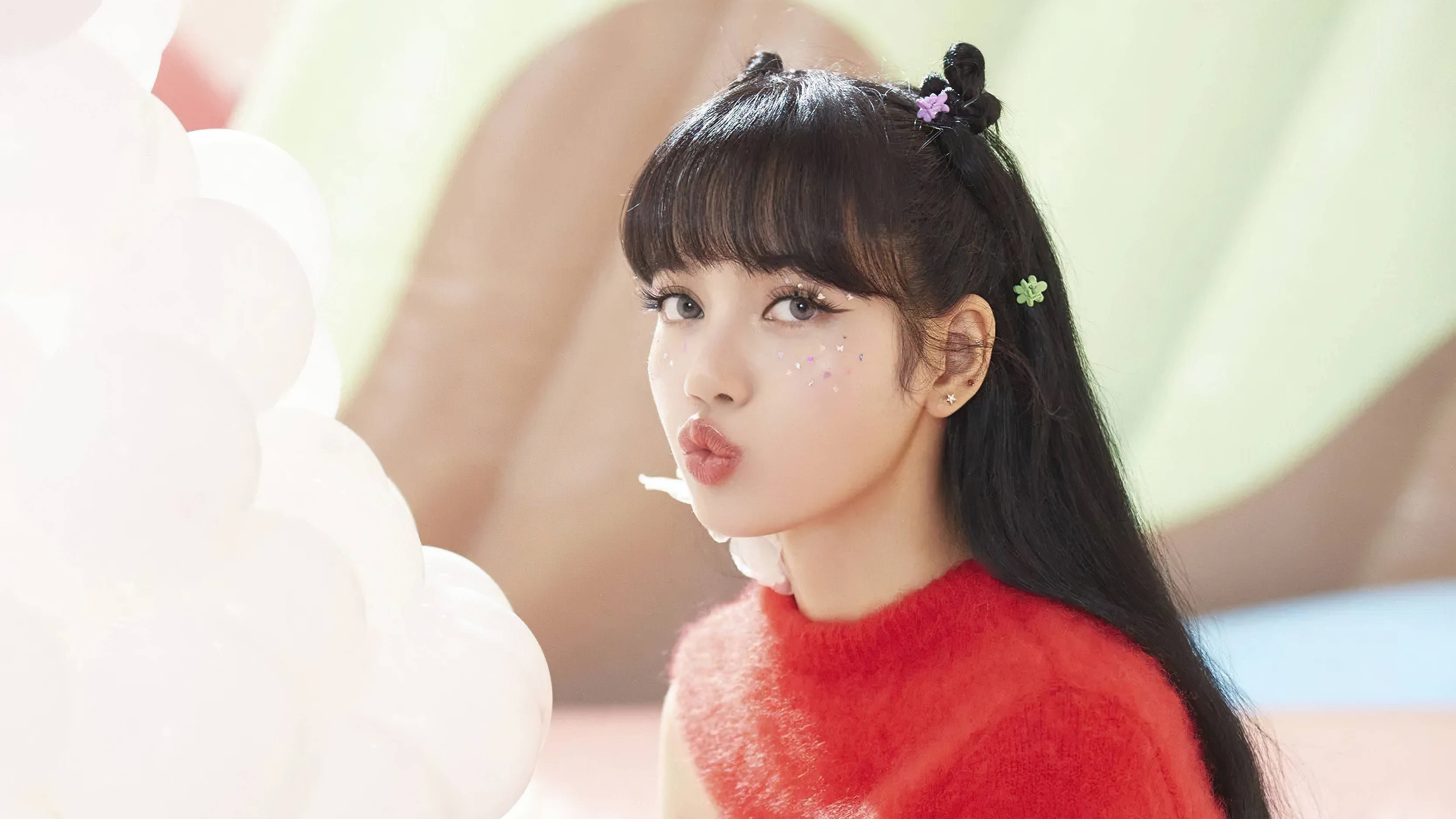 Lalisa 桌布 壁紙 — 一位穿著紅色毛衣的年輕女性在柔和的粉彩背景旁，對著一簇白色氣球嘟起嘴唇。
