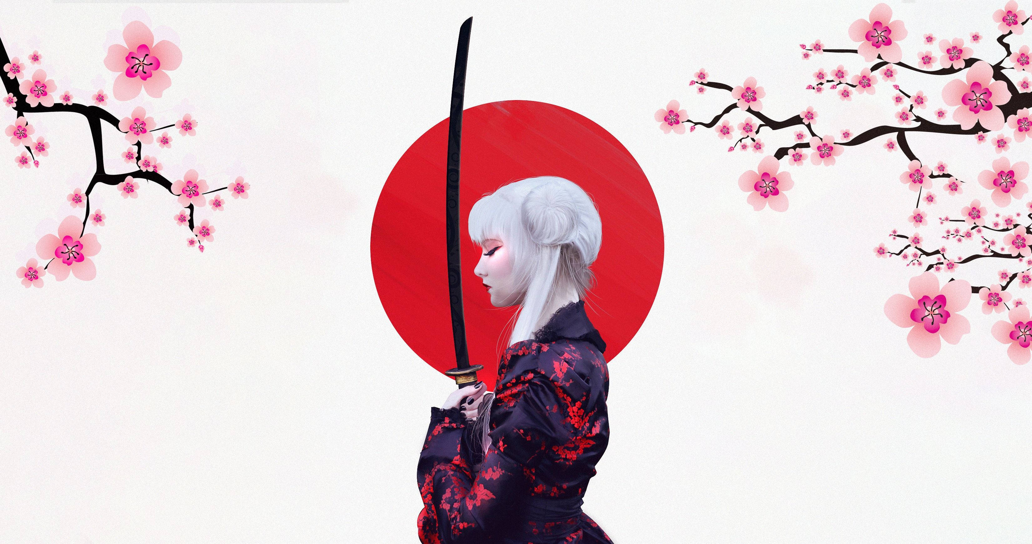 櫻花 桌布 壁紙 — 一位穿著紅色花卉和服的寧靜動漫風格女武士，在紅色太陽背景和粉紅色櫻花下握著武士刀。