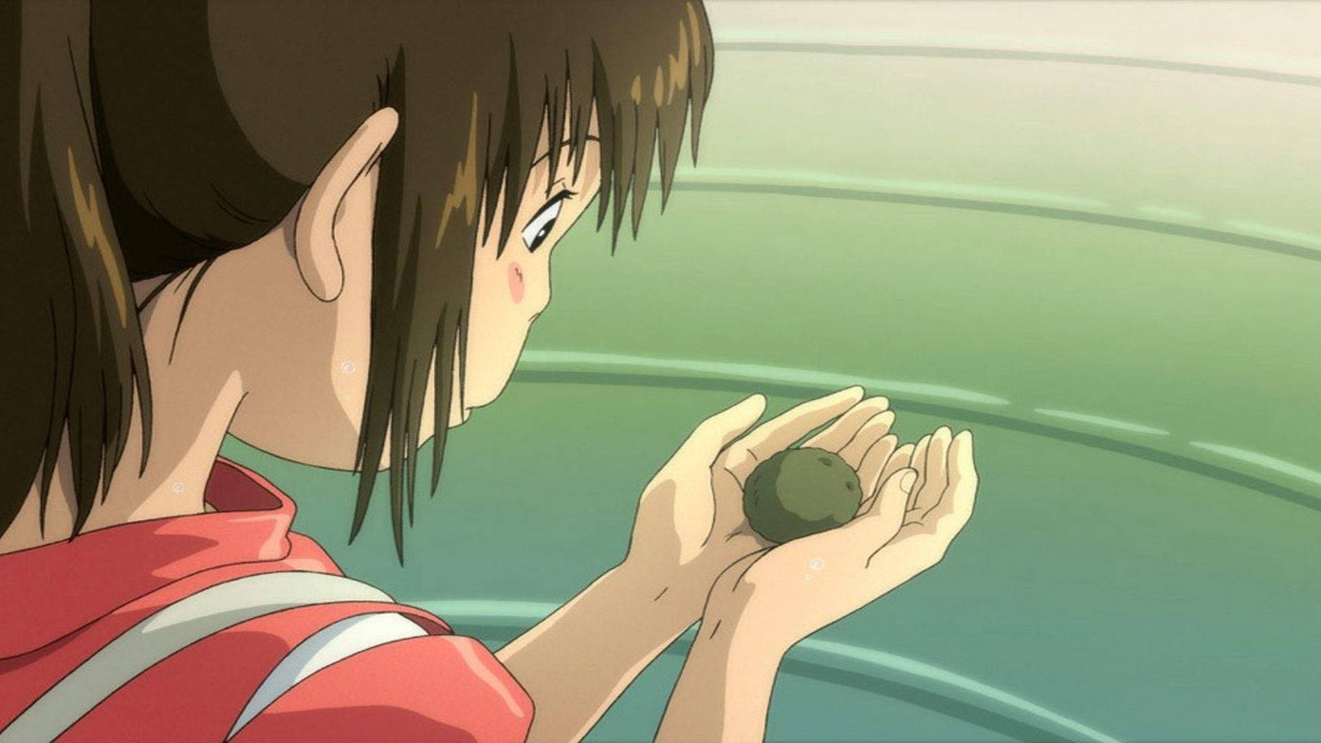 神隱少女 桌布 桌布 壁紙 — 一位穿著紅色襯衫的年輕動漫女孩，輕輕地將一顆深色小石頭放在平靜的綠色水面上。