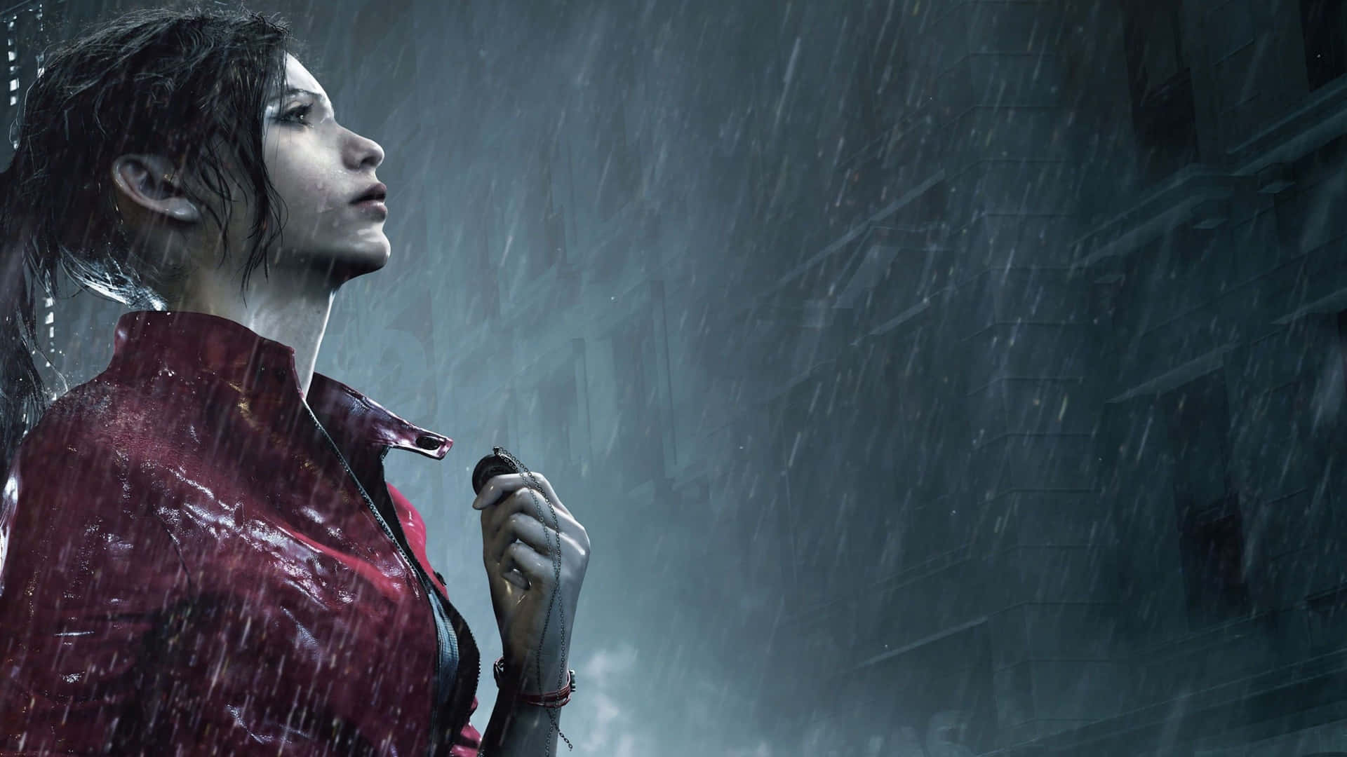 1920x1080 Resident Evil 2 桌布 壁紙 — 一位穿著紅色雨衣的女性站在大雨中，抬頭望向身後模糊建築物的黑暗城市景觀。
