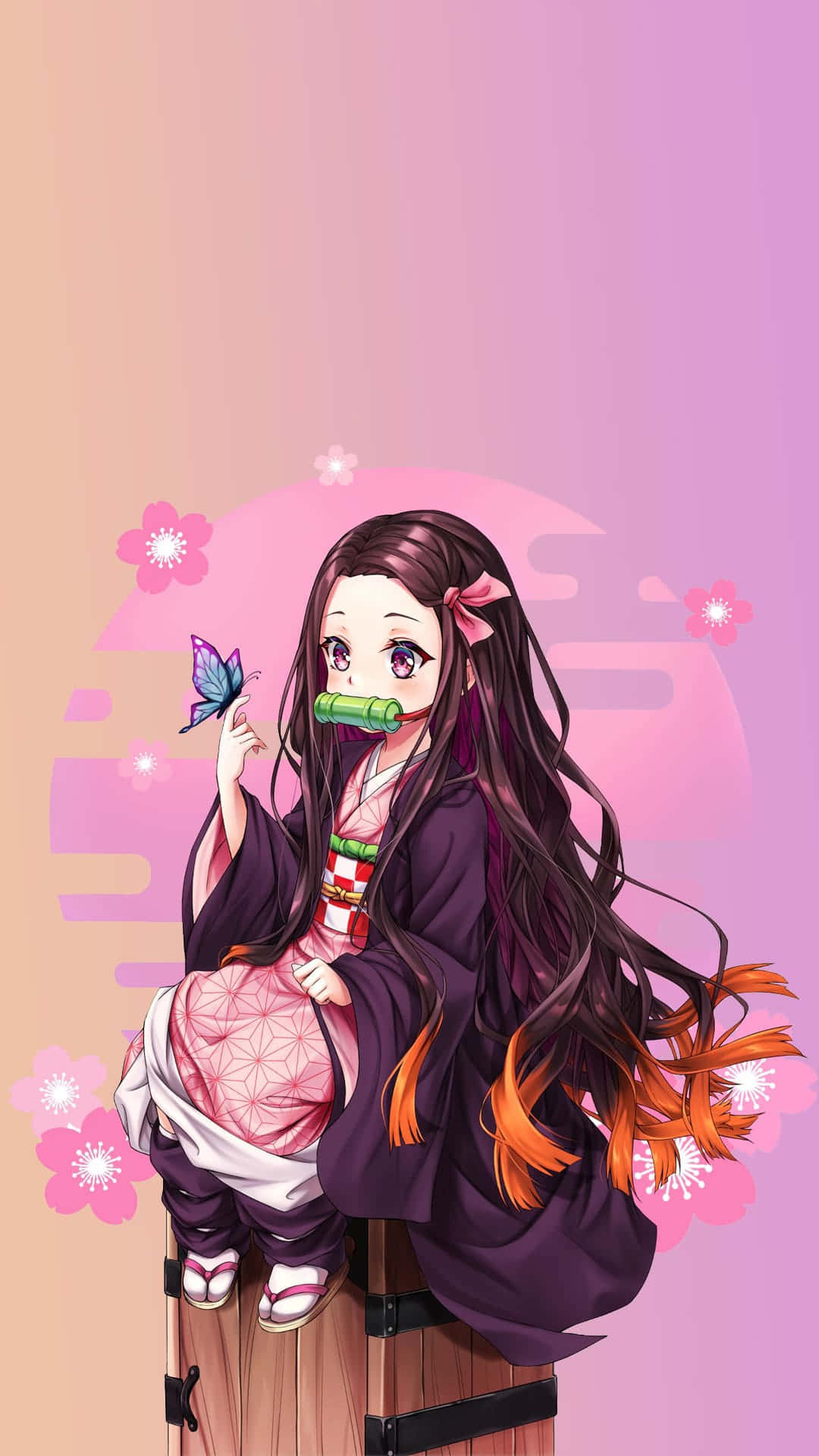 鬼滅之刃 桌布 壁紙 — 一位穿著紫色和服的年輕動漫女孩，在柔和的粉紅色漸變背景上，手持蝴蝶，背景有櫻花。