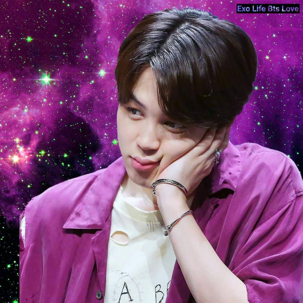 Jimin Bts Cute 桌布 壁紙 — 一位穿著紫色外套的年輕男子，在充滿活力的紫色星空星雲背景下，用手托著下巴。
